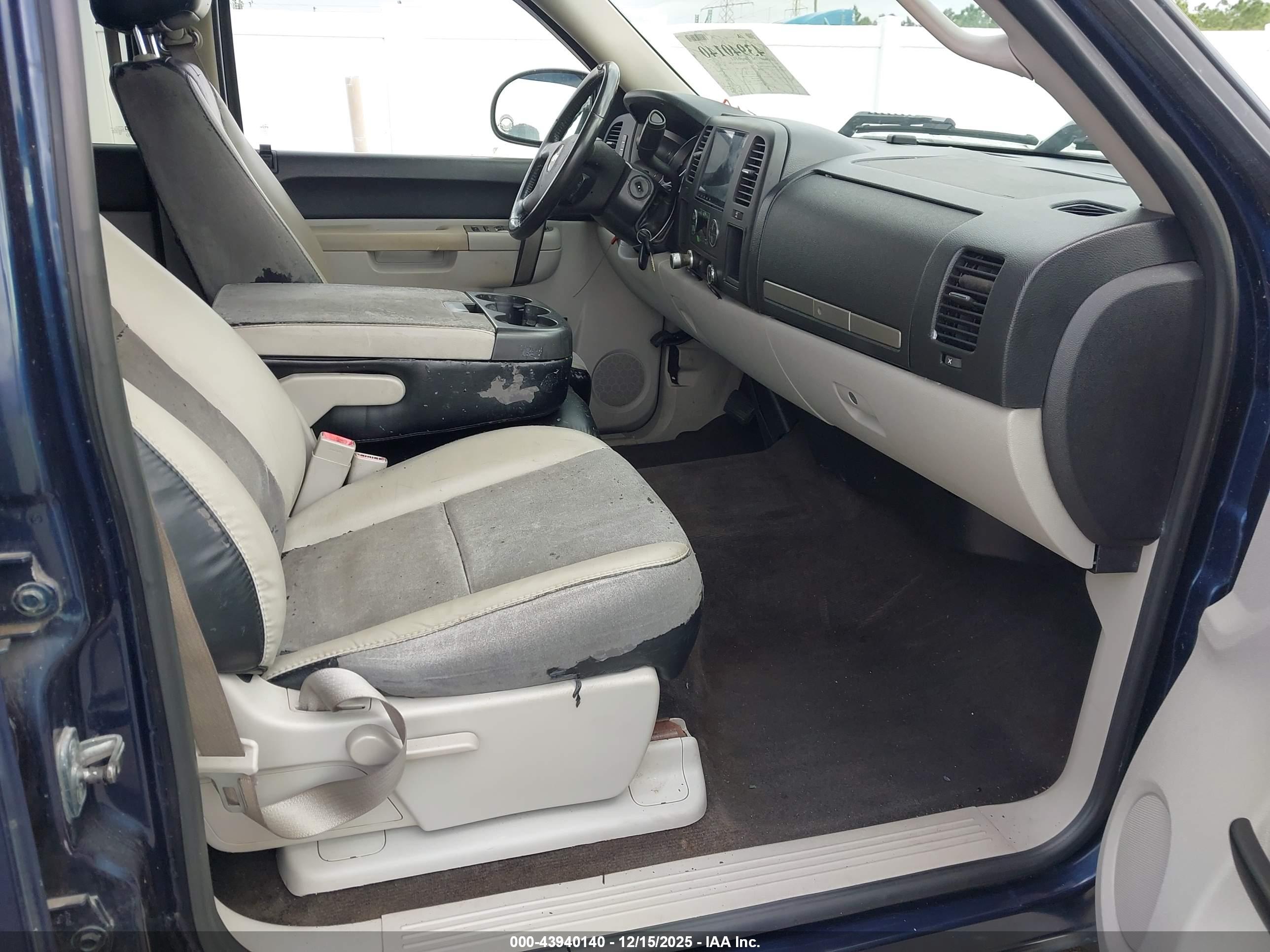 CHEVROLET SILVERADO image 5