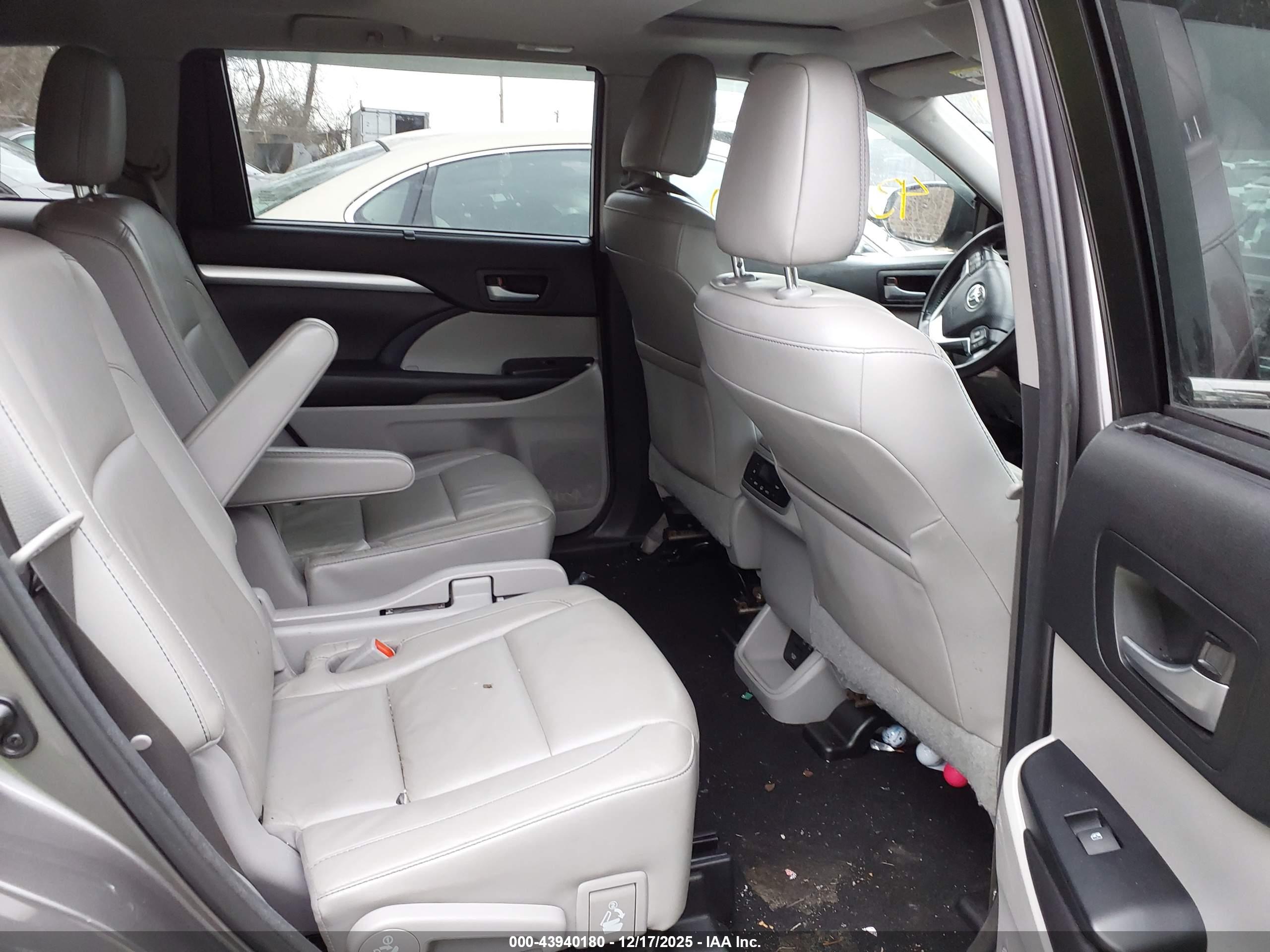 TOYOTA HIGHLANDER image 8