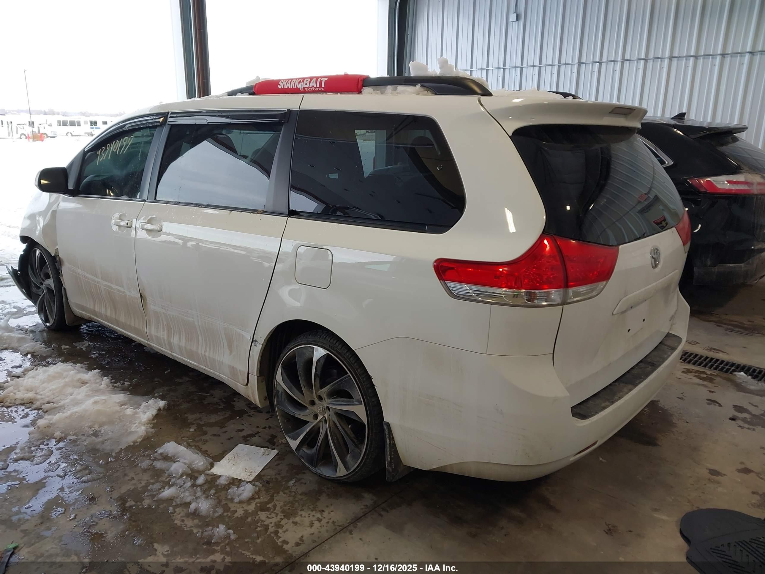 TOYOTA SIENNA image 3