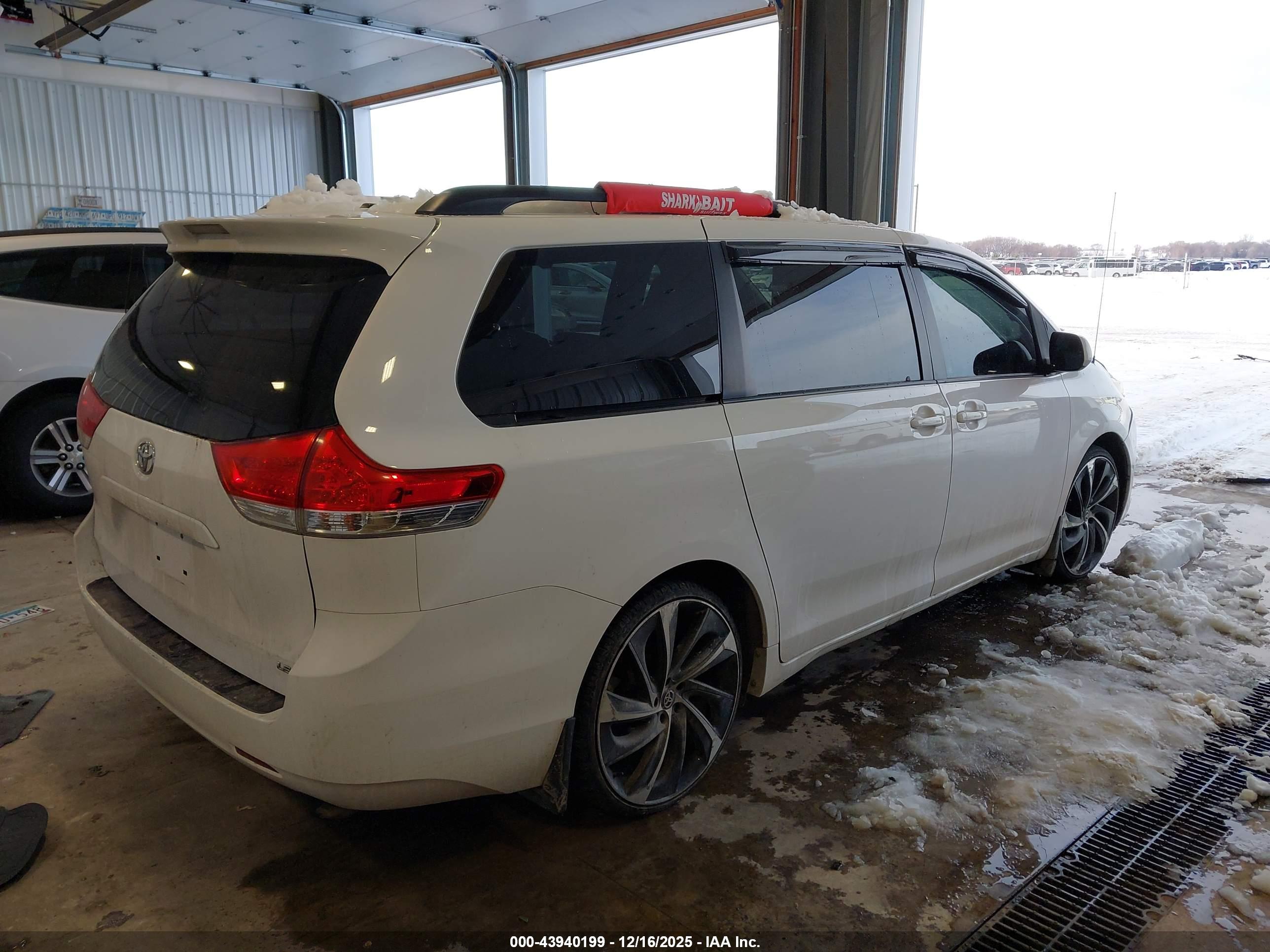 TOYOTA SIENNA image 4