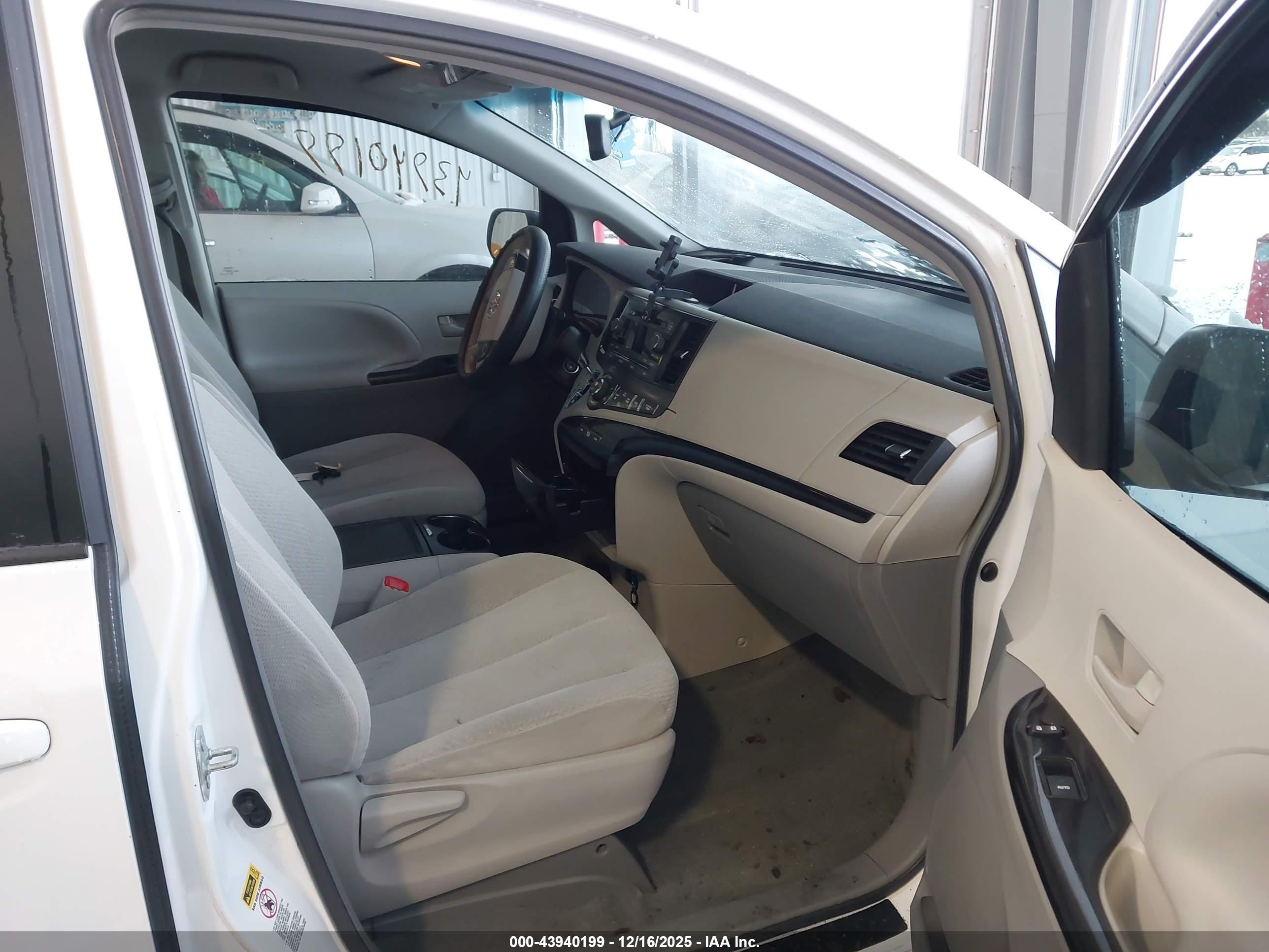 TOYOTA SIENNA image 5