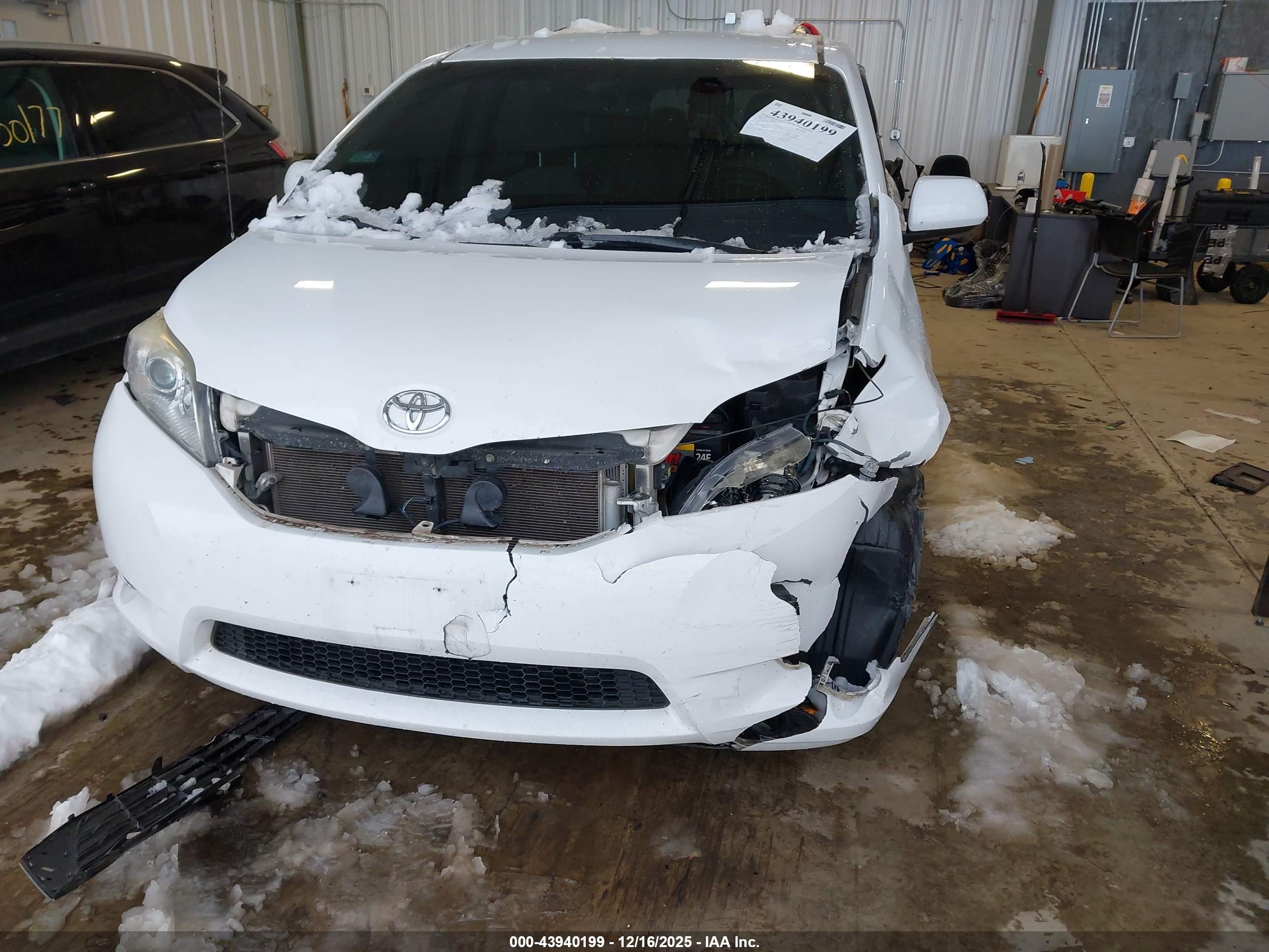 TOYOTA SIENNA image 6