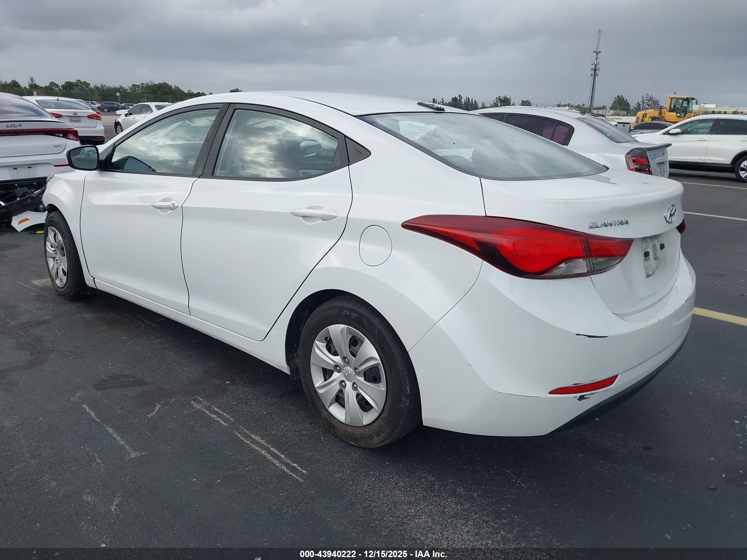 HYUNDAI ELANTRA image 3