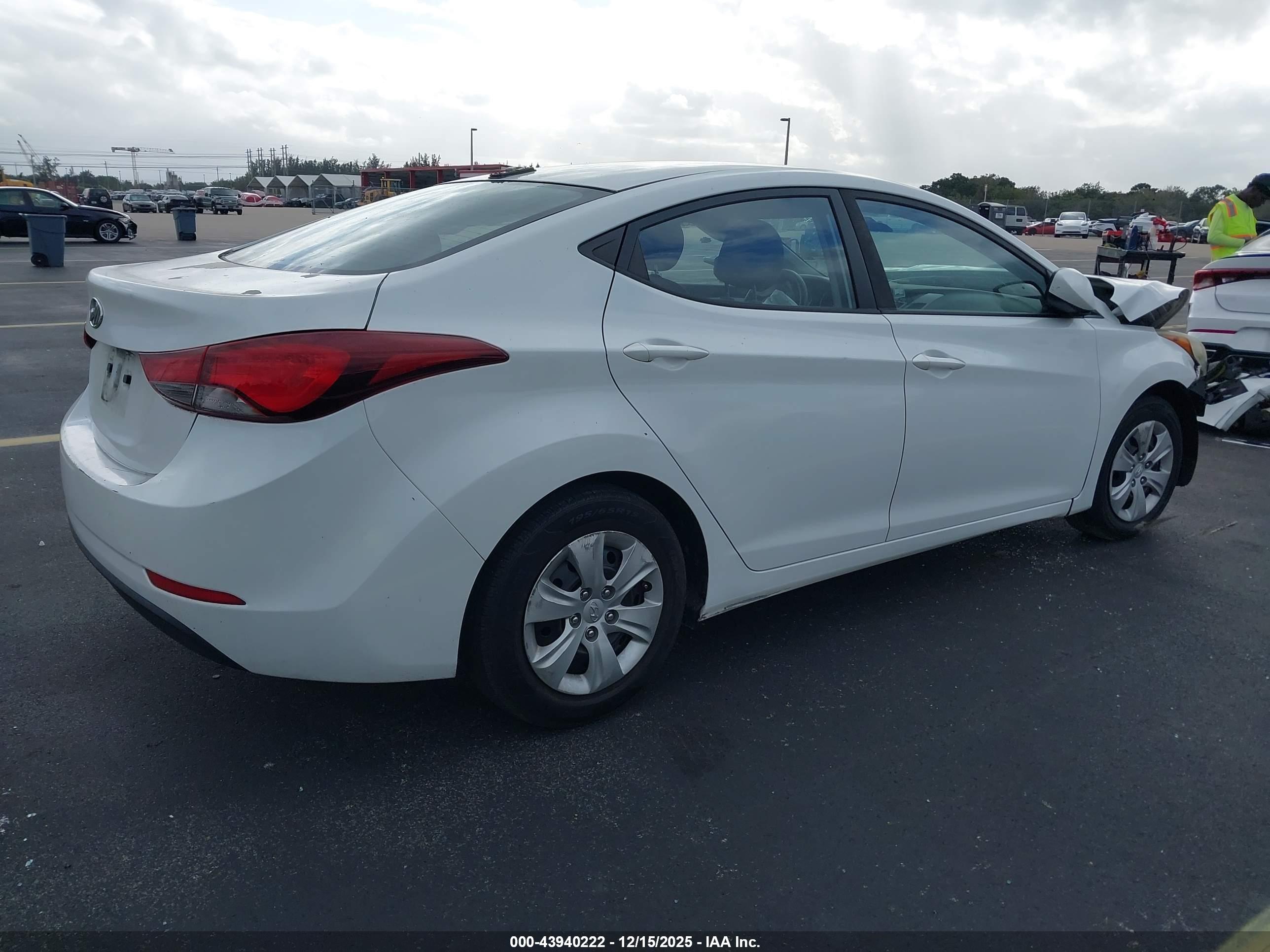 HYUNDAI ELANTRA image 4