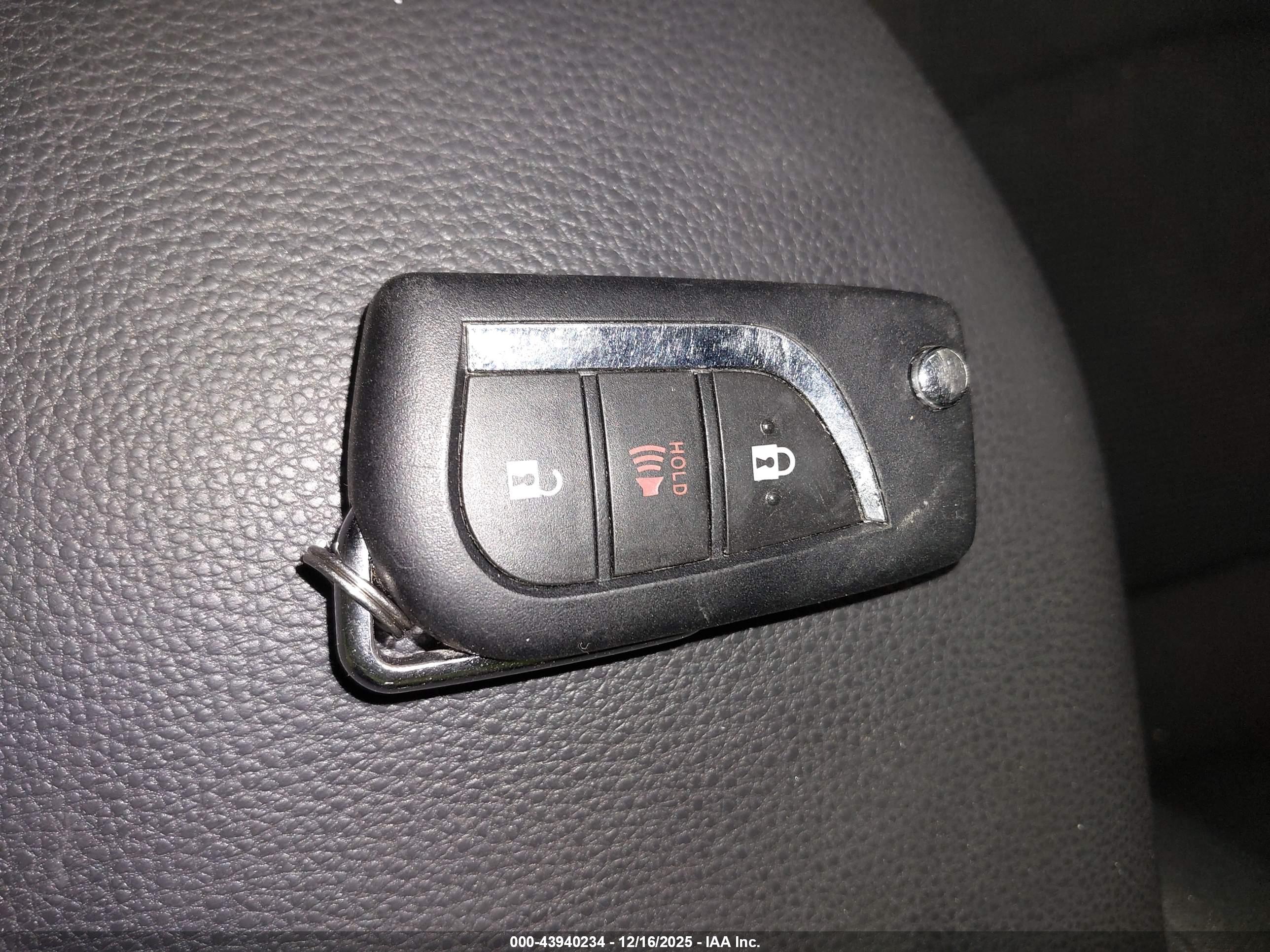 TOYOTA RAV4 image 11