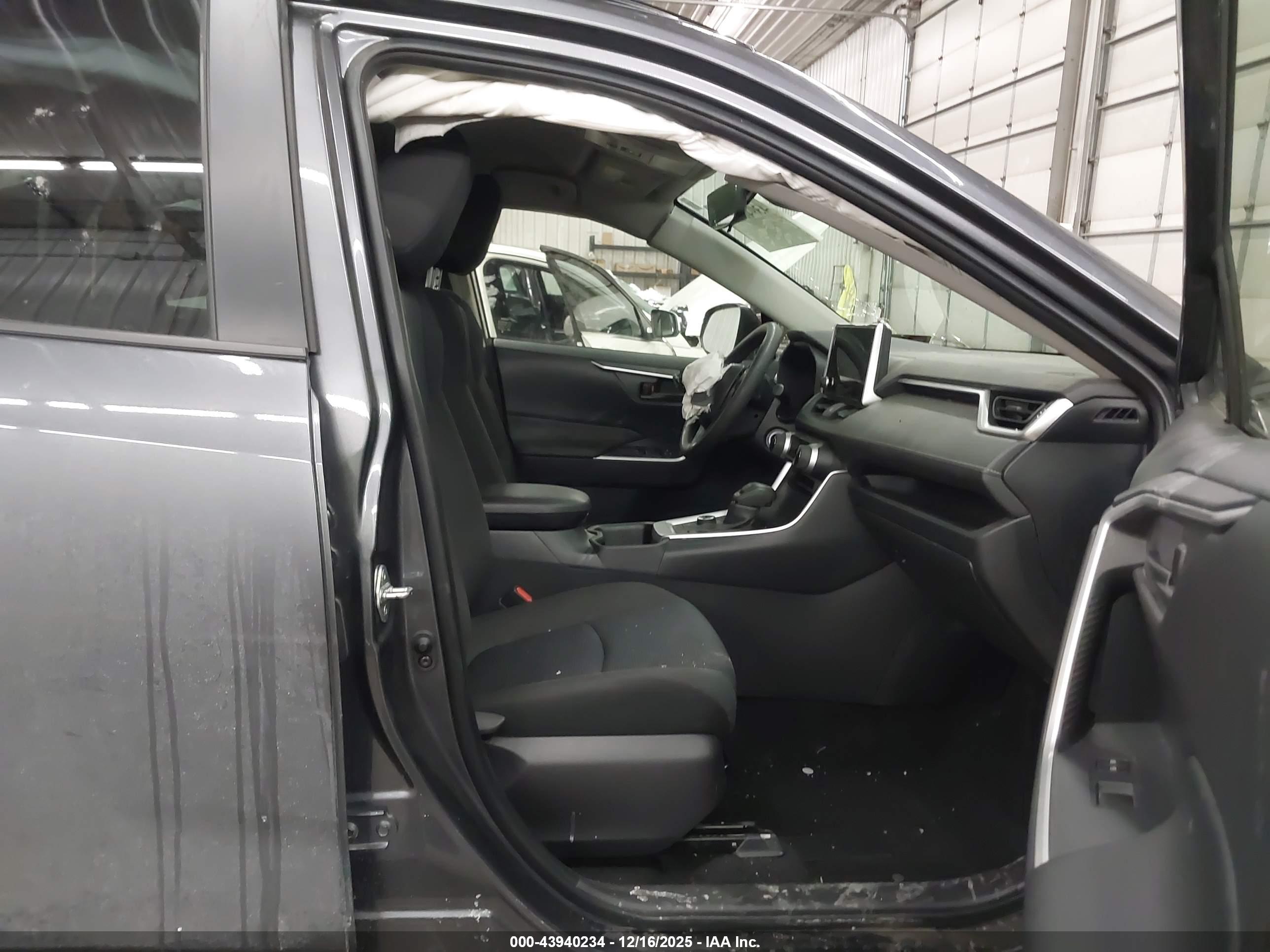 TOYOTA RAV4 image 5
