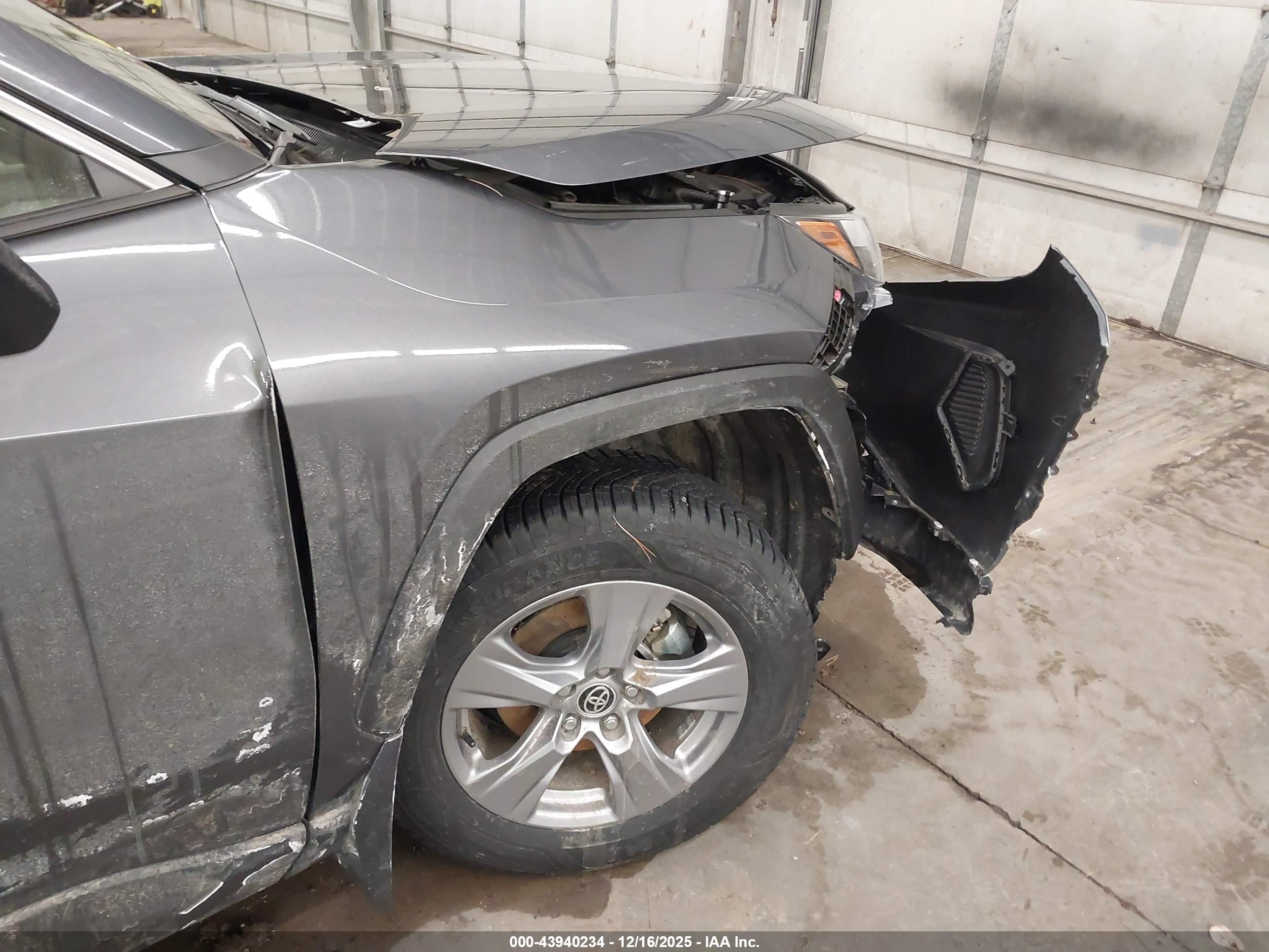 TOYOTA RAV4 image 6