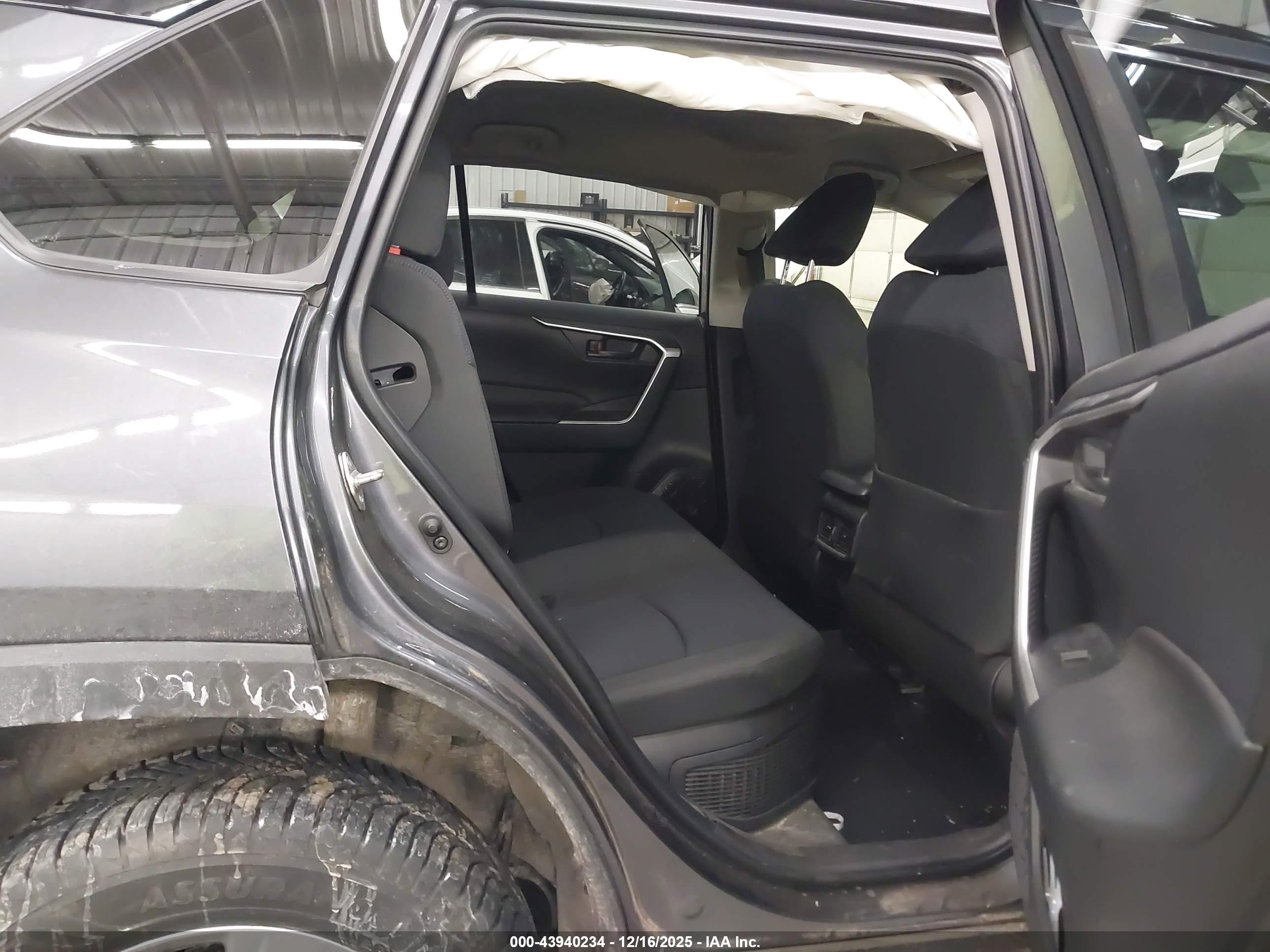 TOYOTA RAV4 image 8