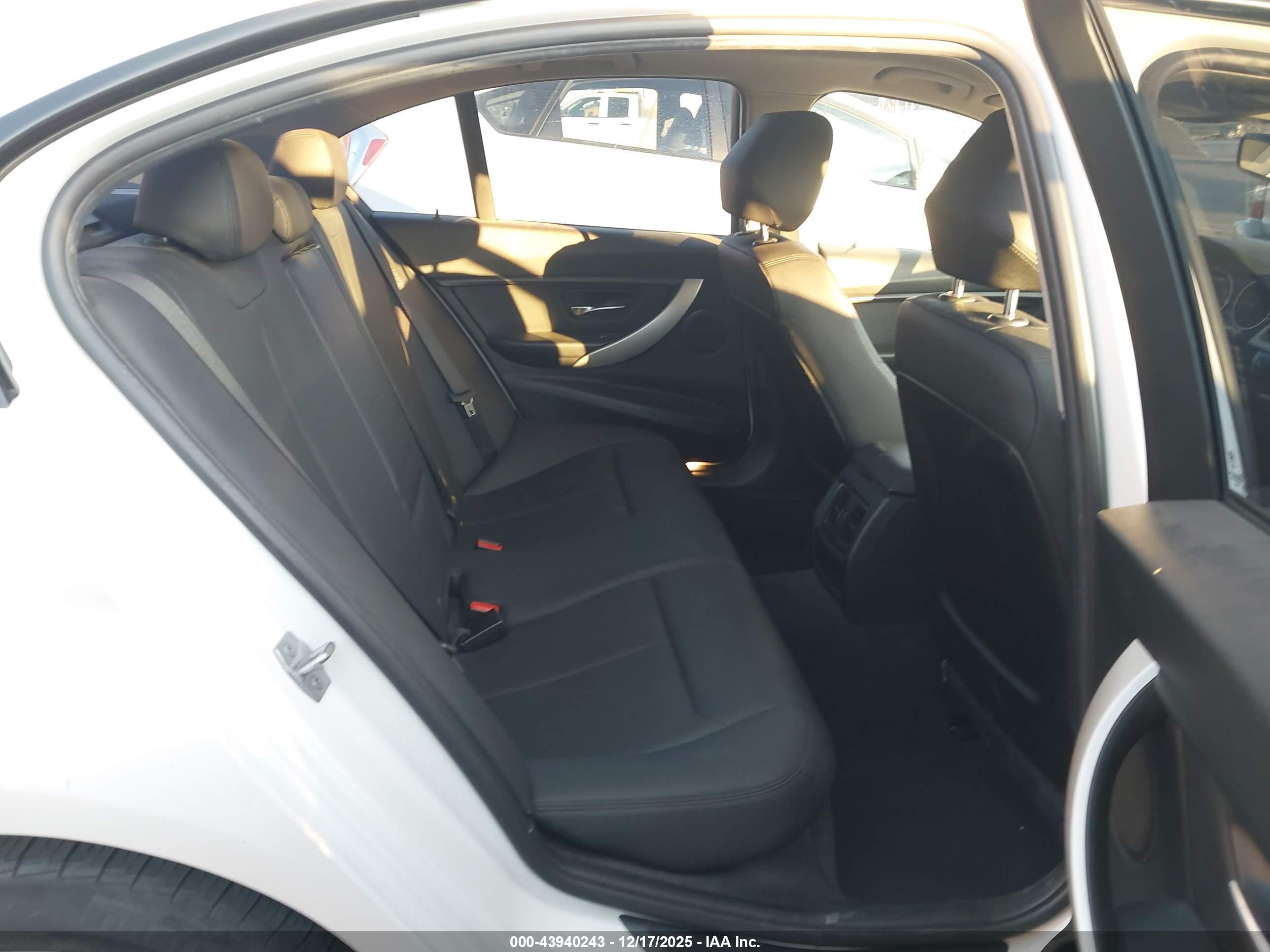 BMW 320I image 8
