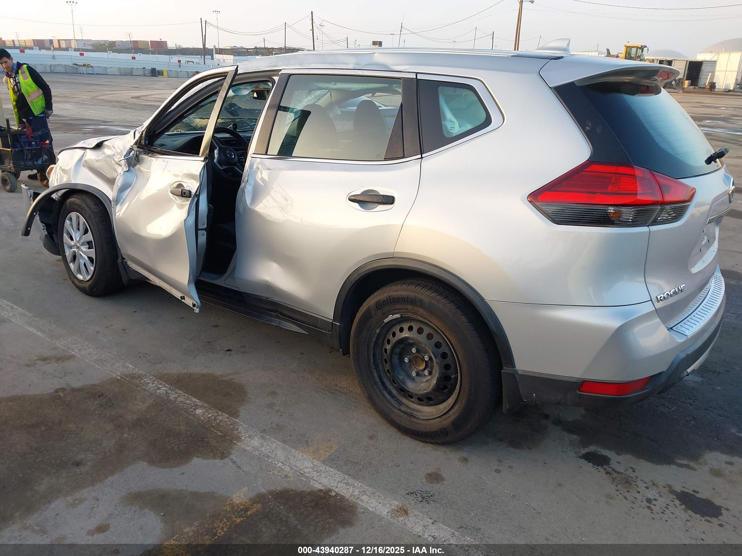 NISSAN ROGUE image 3
