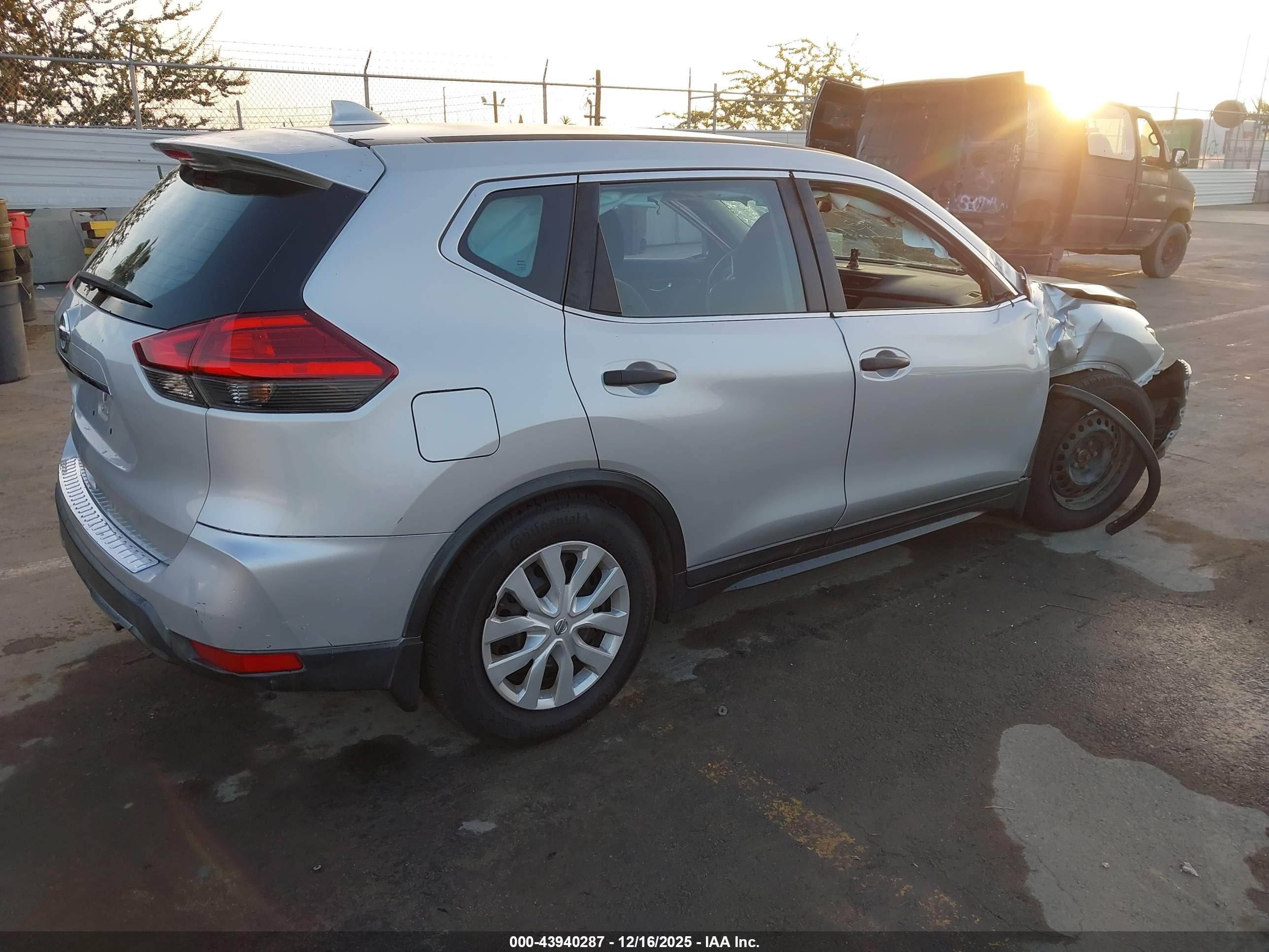 NISSAN ROGUE image 4