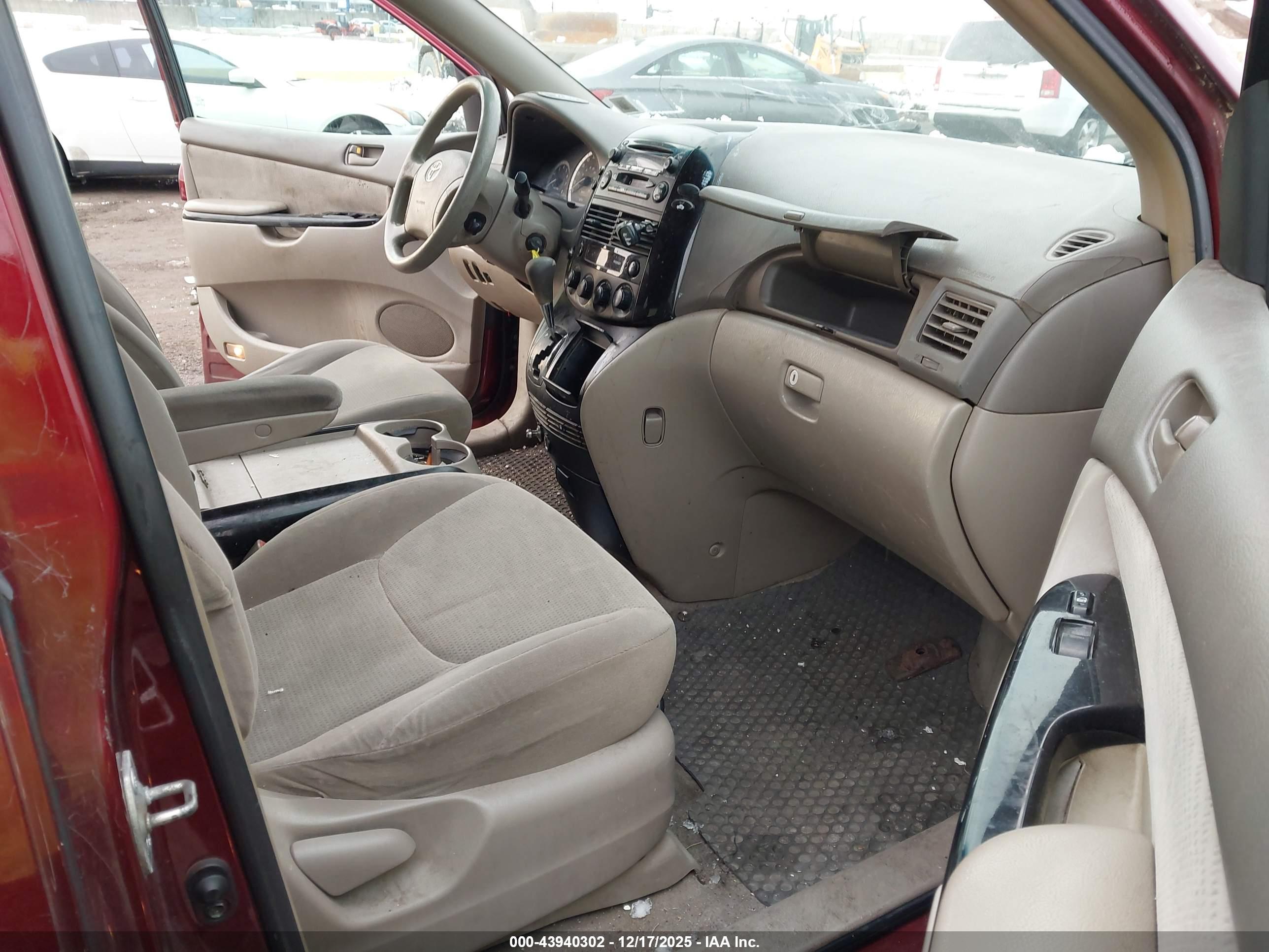 TOYOTA SIENNA image 5