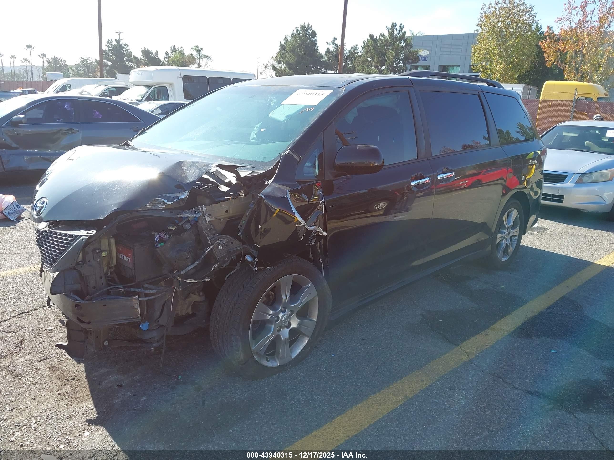 TOYOTA SIENNA image 2