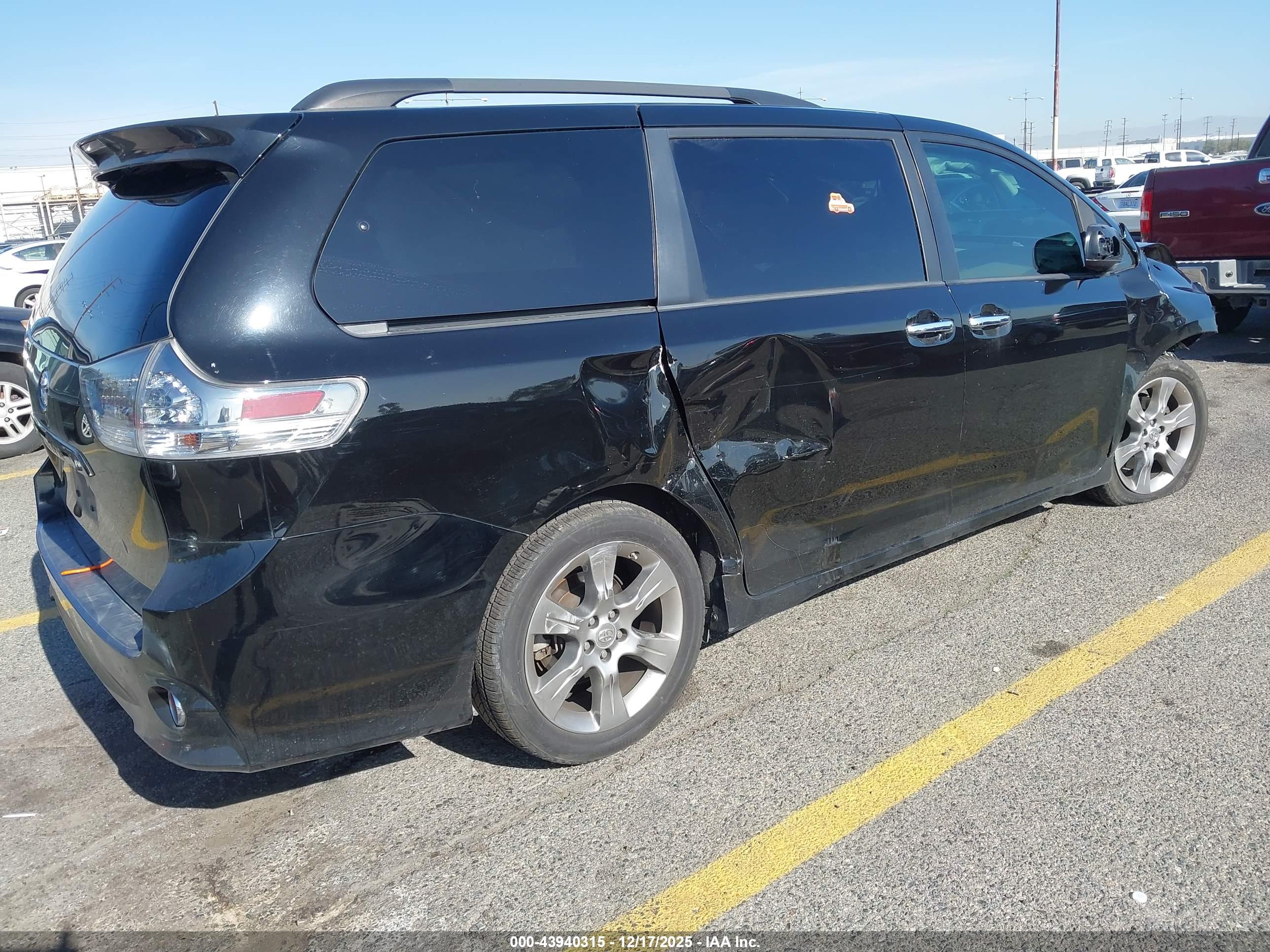 TOYOTA SIENNA image 4