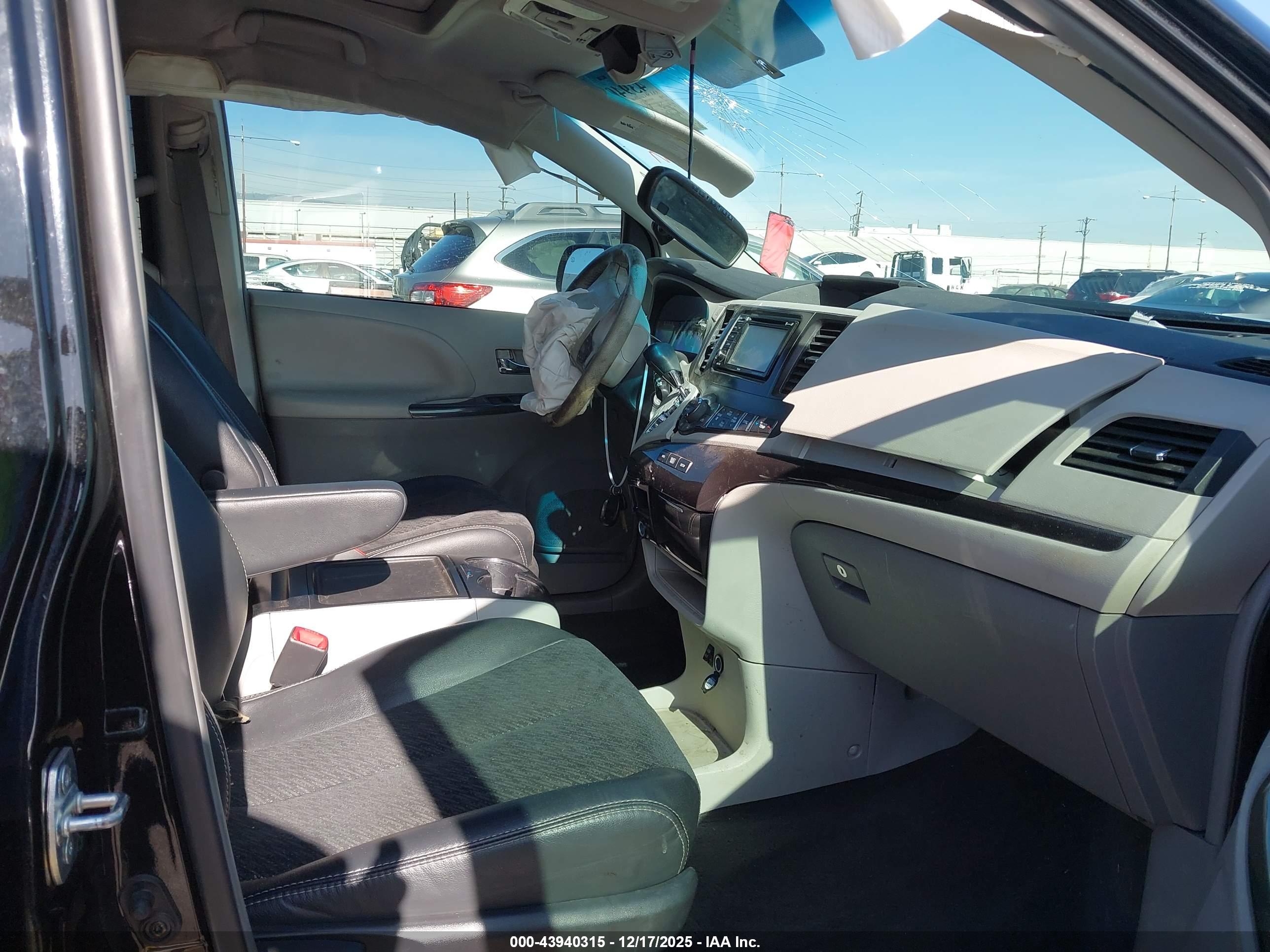 TOYOTA SIENNA image 5
