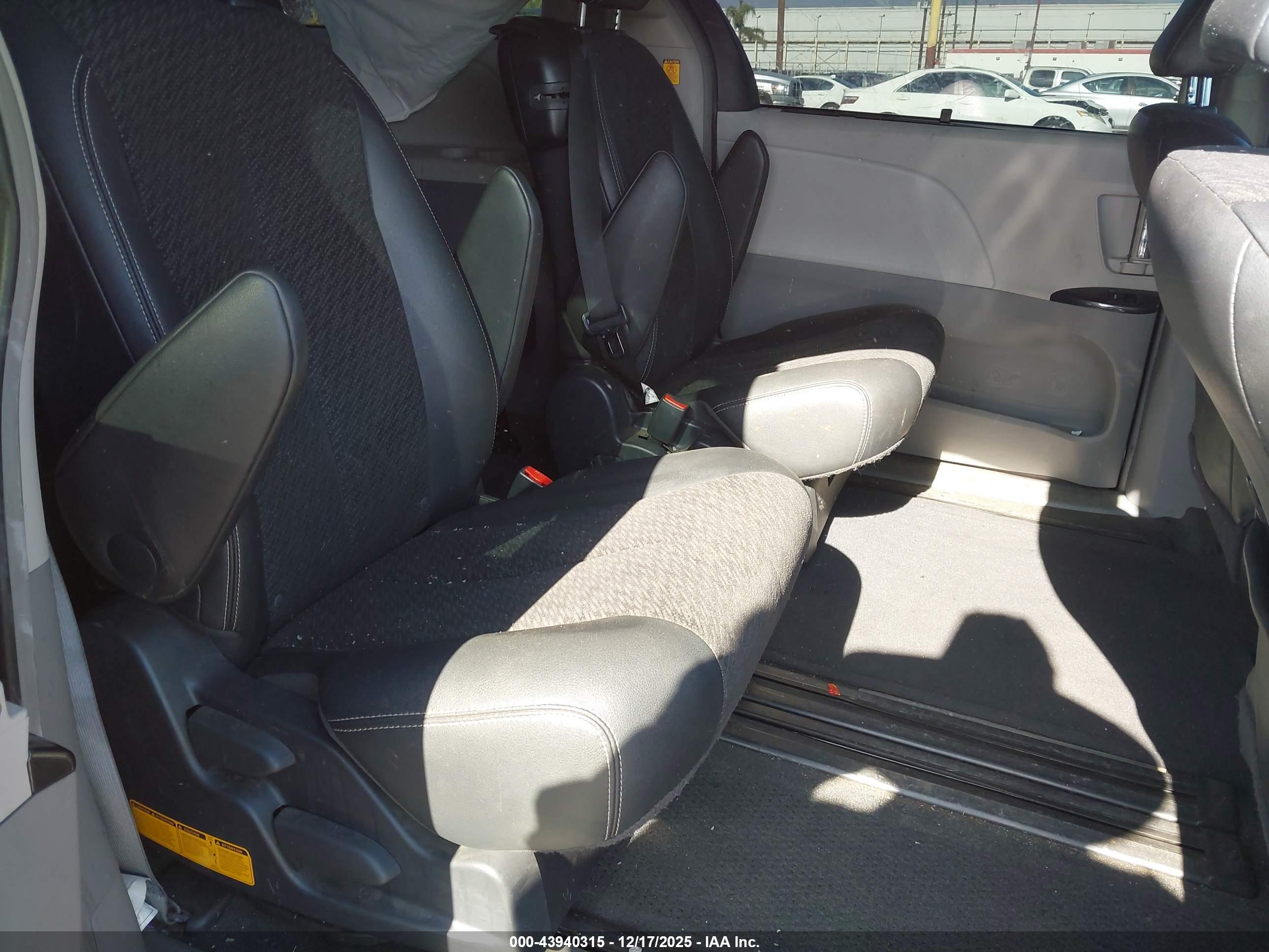 TOYOTA SIENNA image 8
