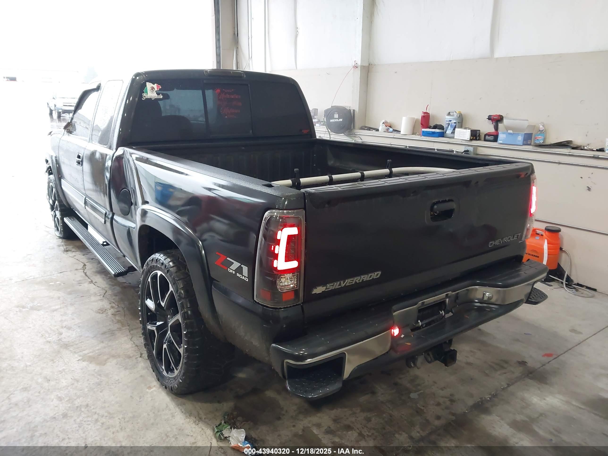 CHEVROLET SILVERADO image 3