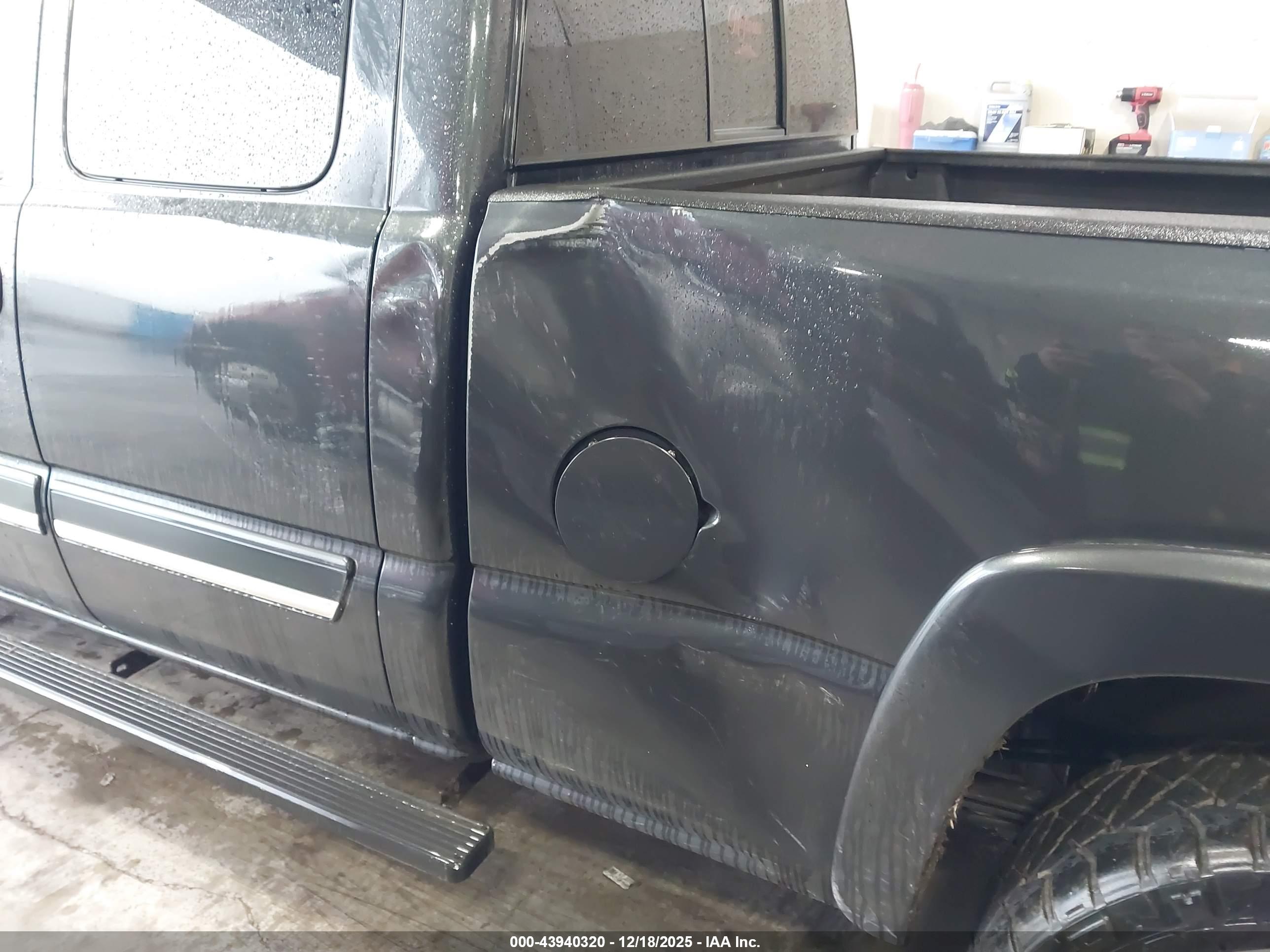 CHEVROLET SILVERADO image 6