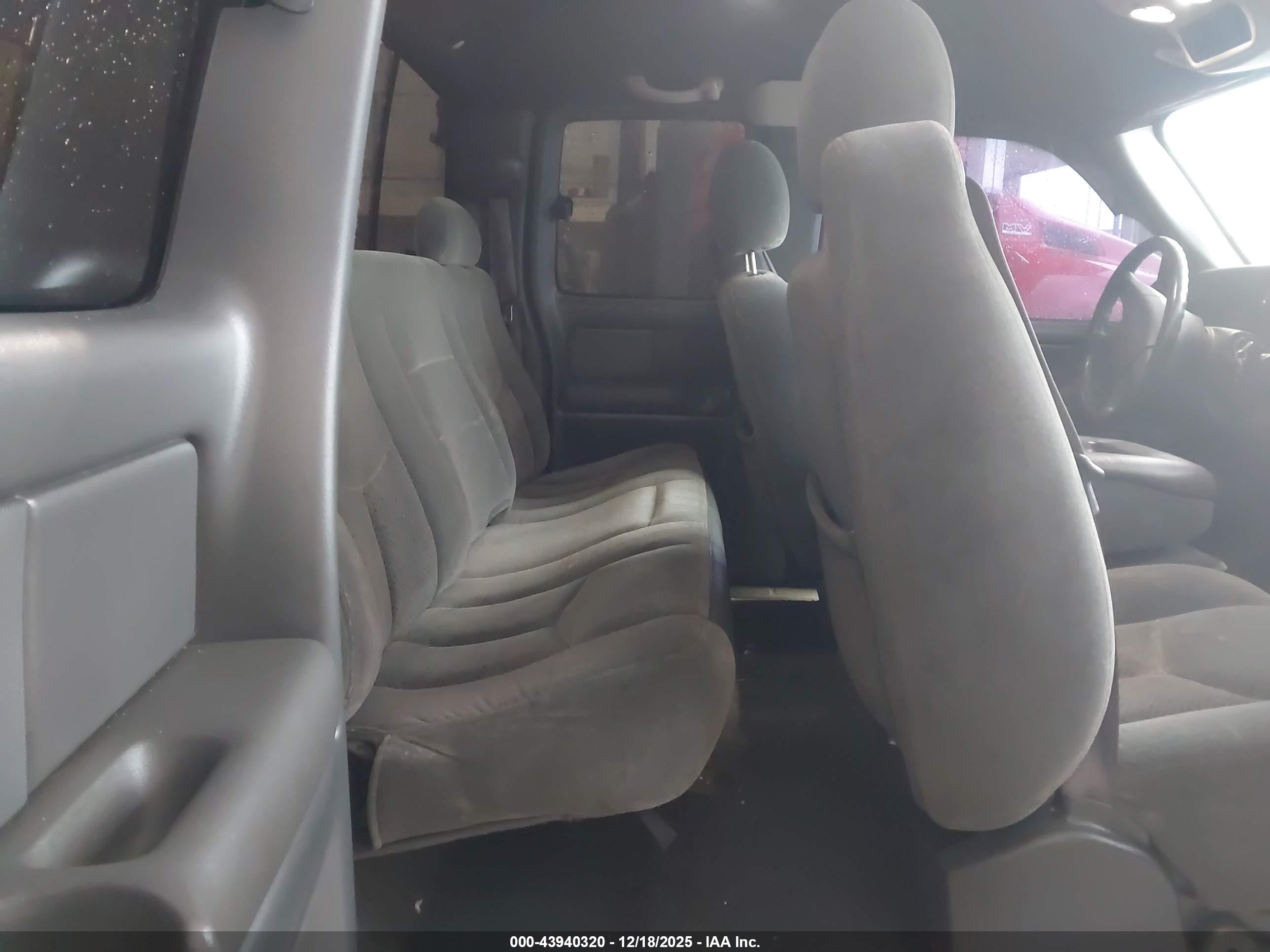 CHEVROLET SILVERADO image 8