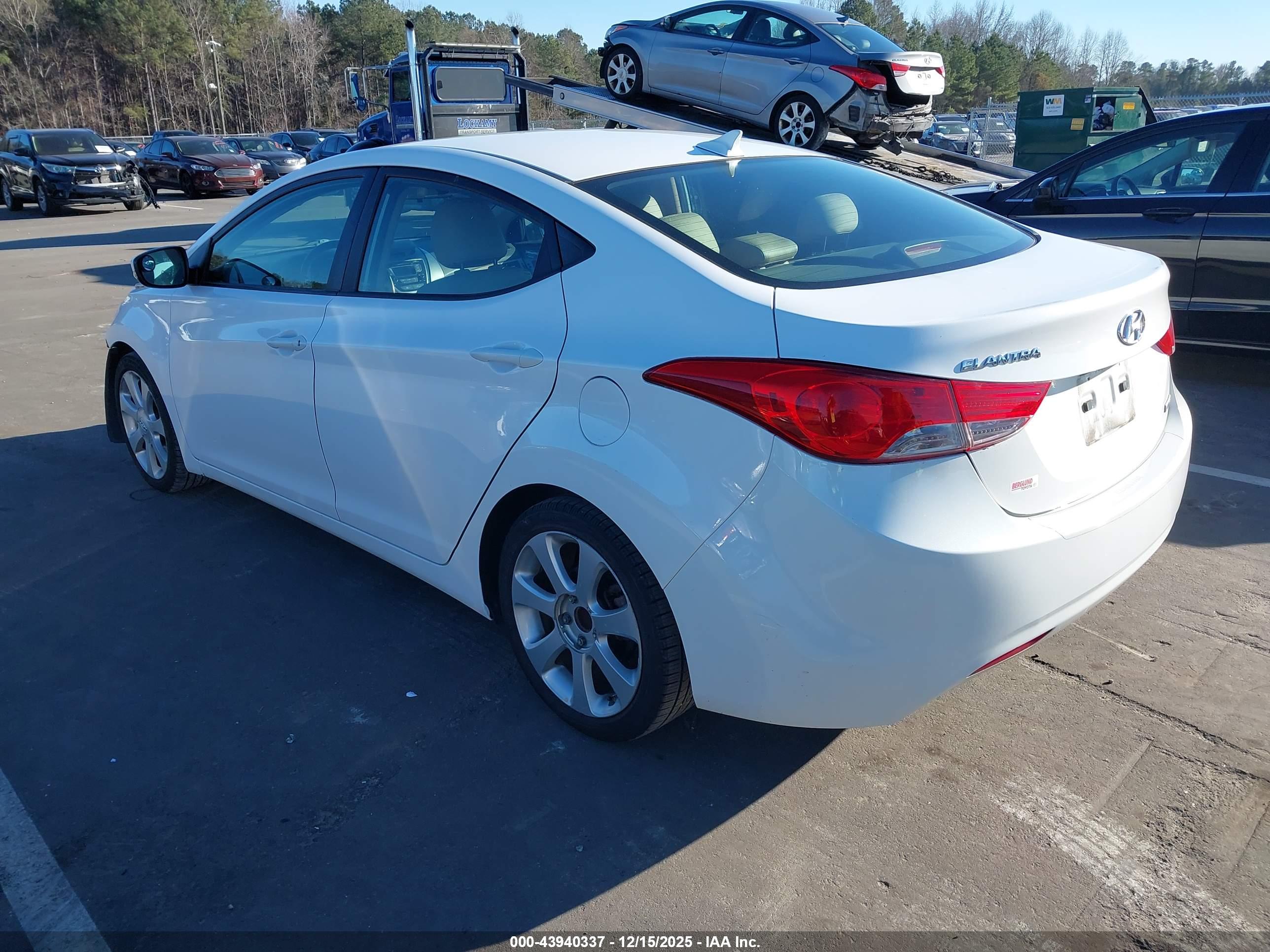 HYUNDAI ELANTRA image 3