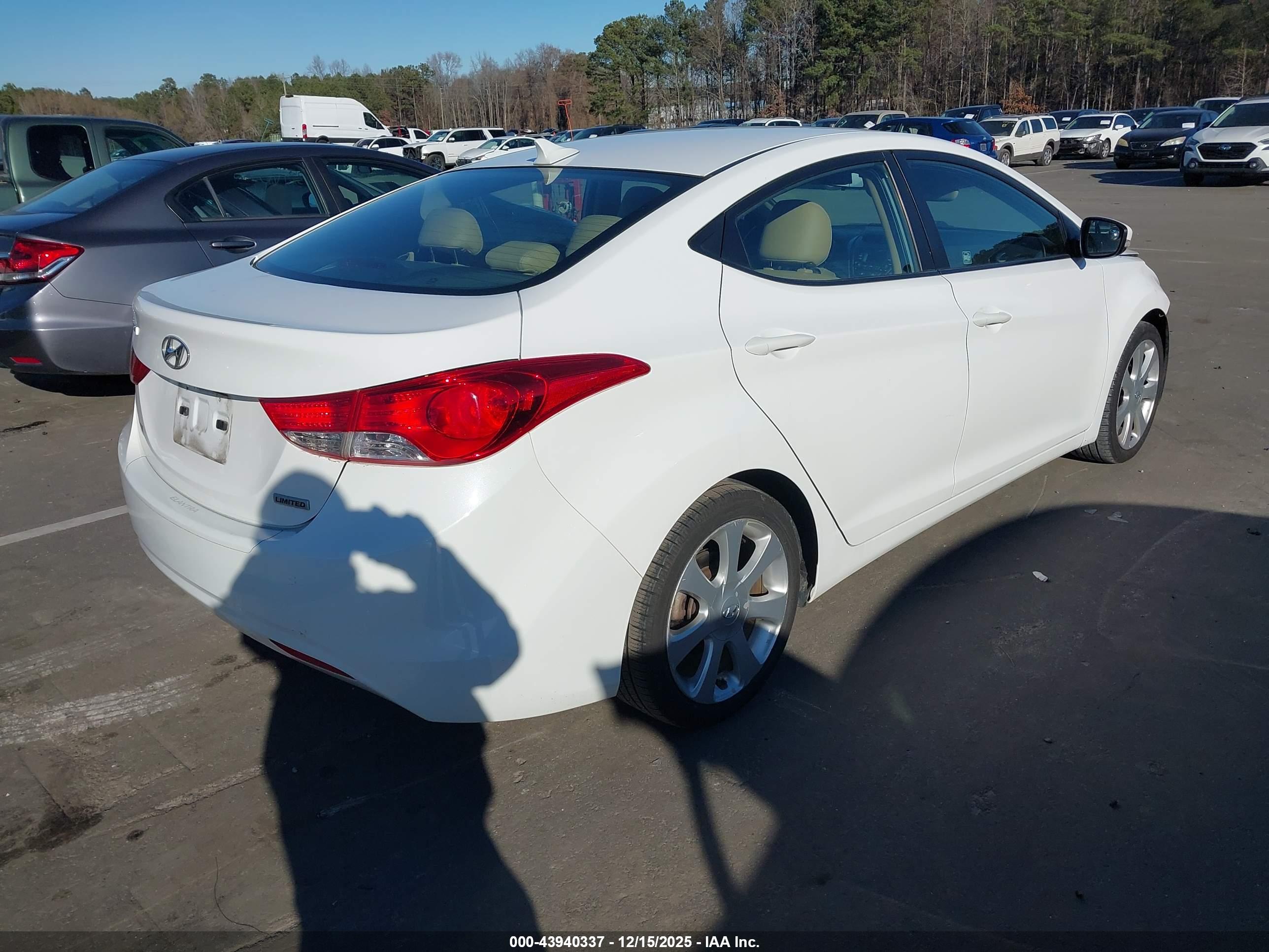 HYUNDAI ELANTRA image 4