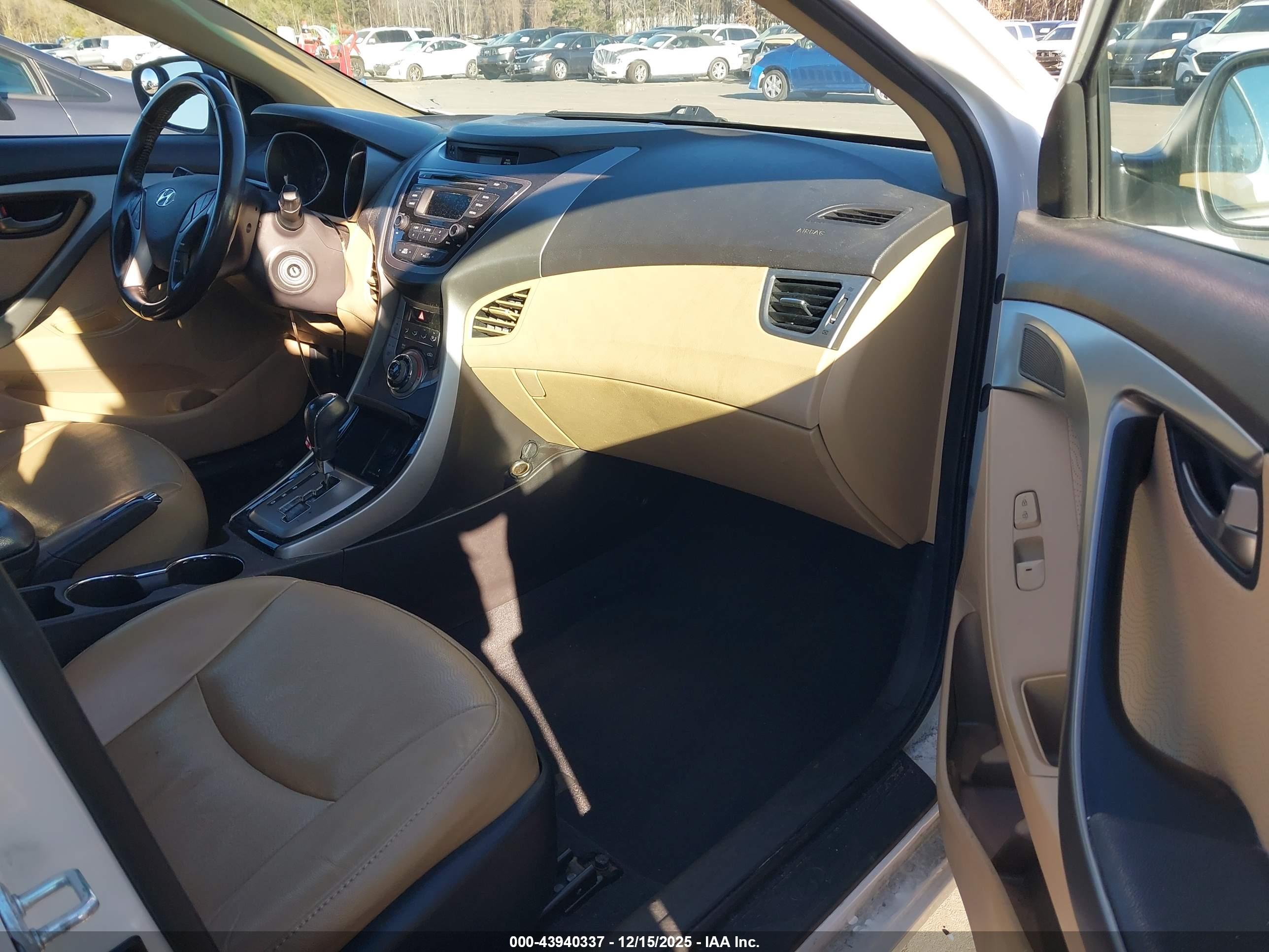 HYUNDAI ELANTRA image 5