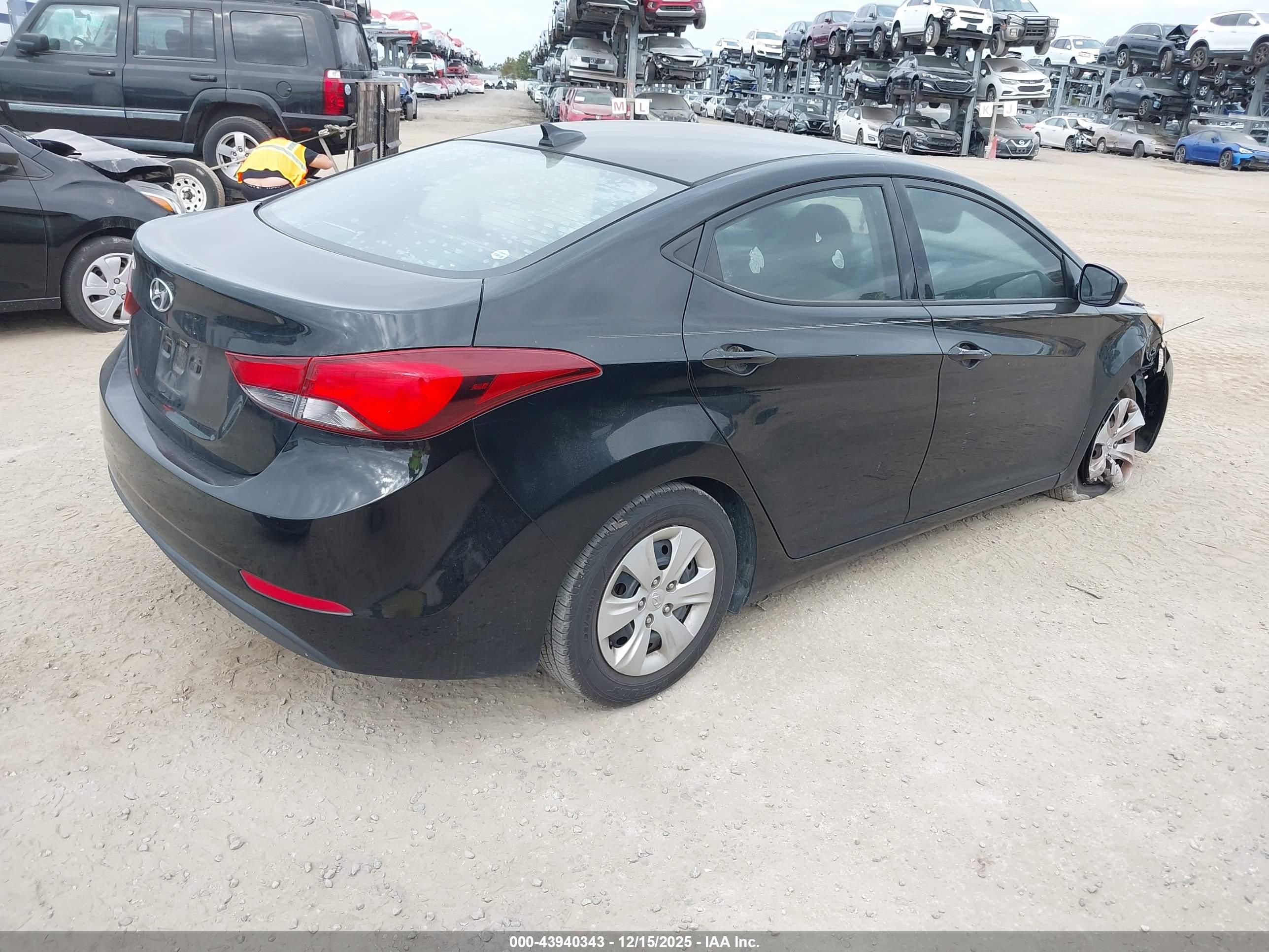 HYUNDAI ELANTRA image 4
