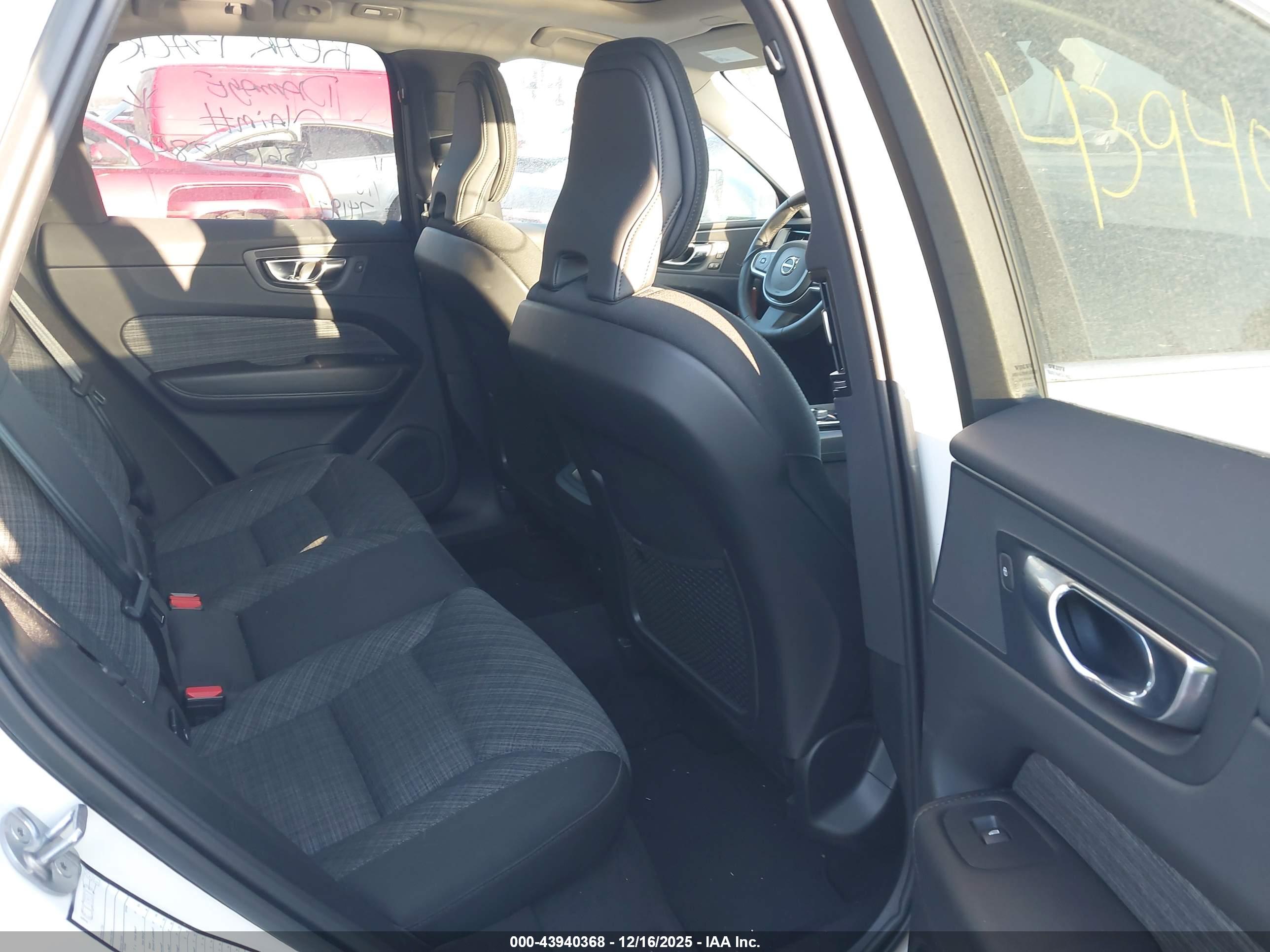VOLVO XC60 image 8