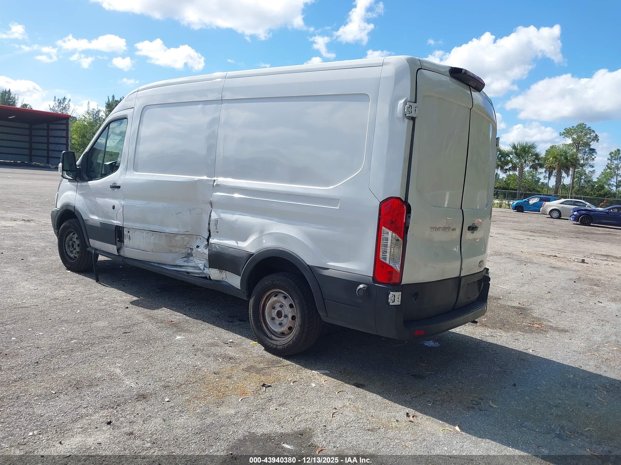 FORD TRANSIT-150 image 3