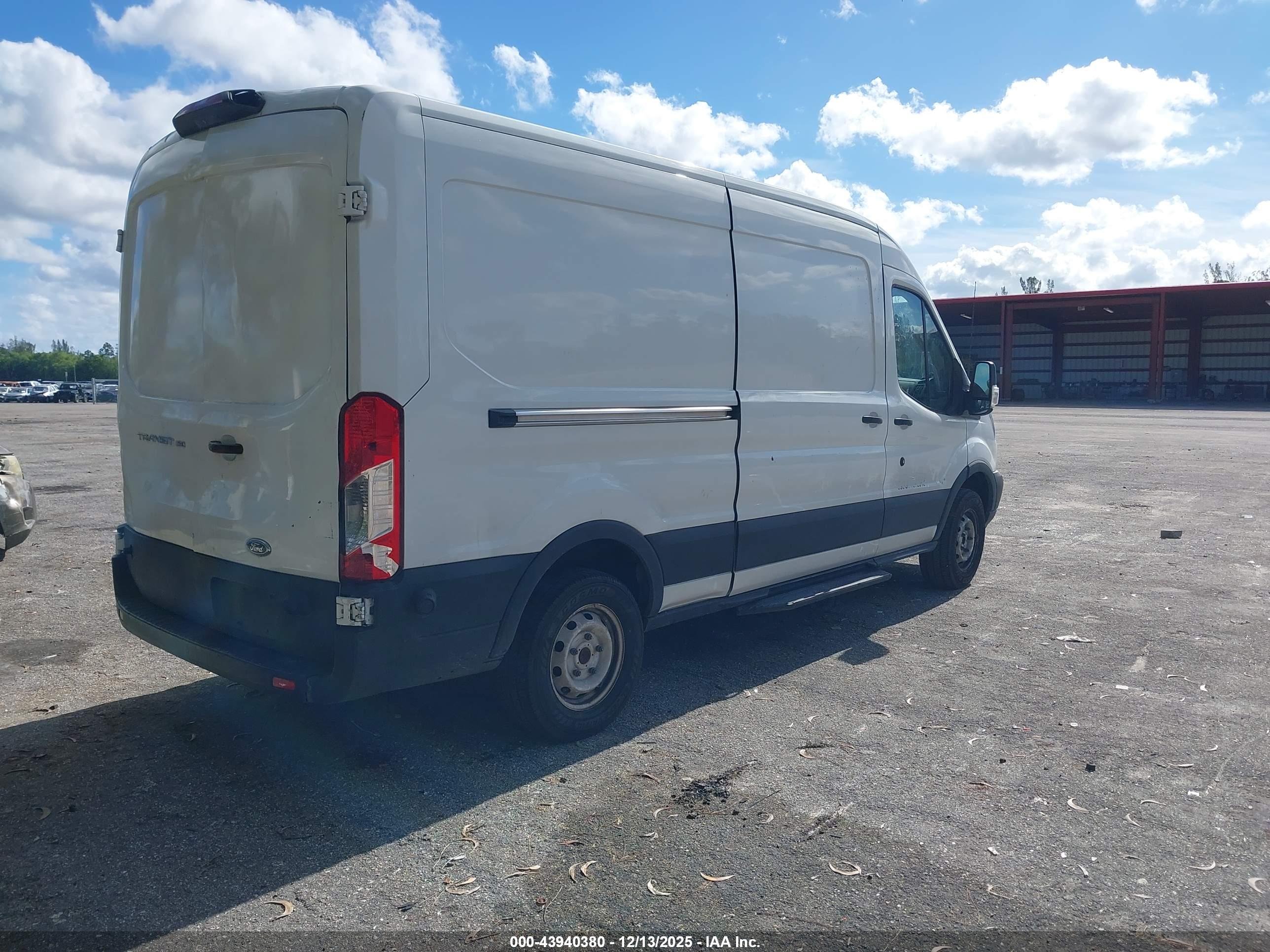 FORD TRANSIT-150 image 4