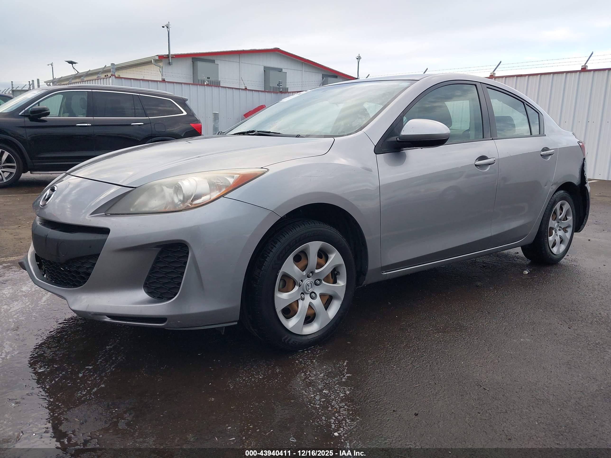 MAZDA MAZDA3 image 2