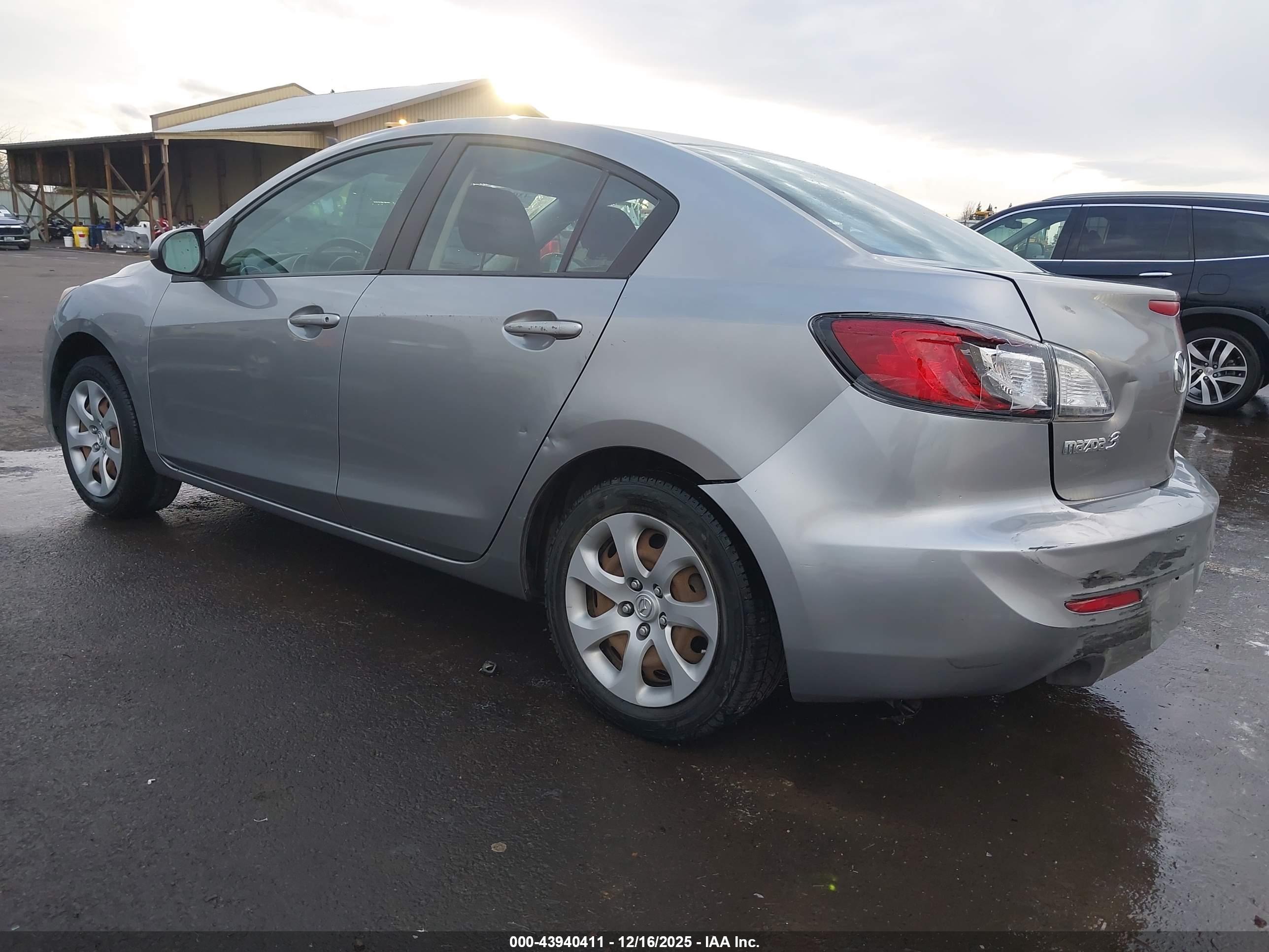 MAZDA MAZDA3 image 3