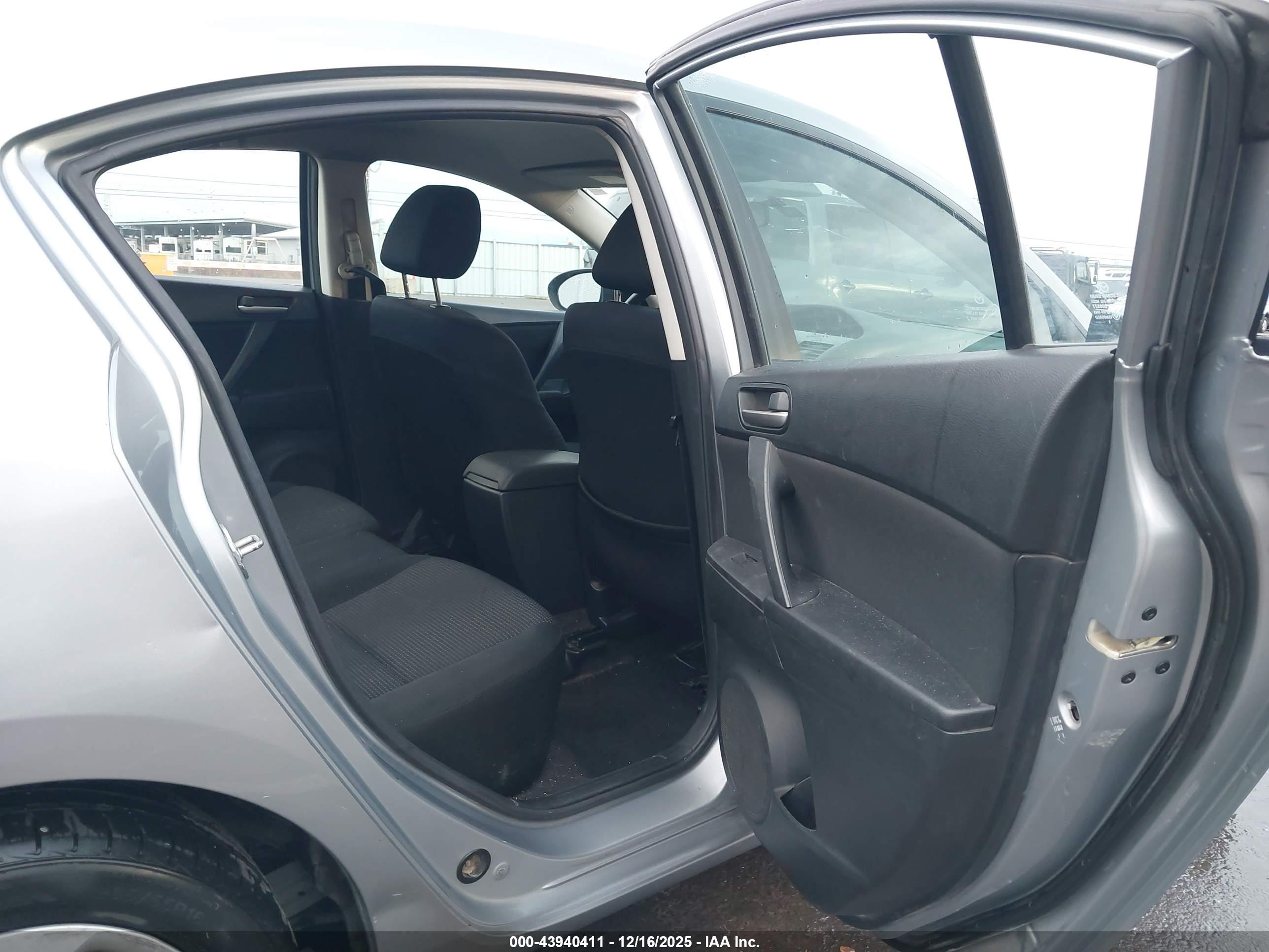 MAZDA MAZDA3 image 8