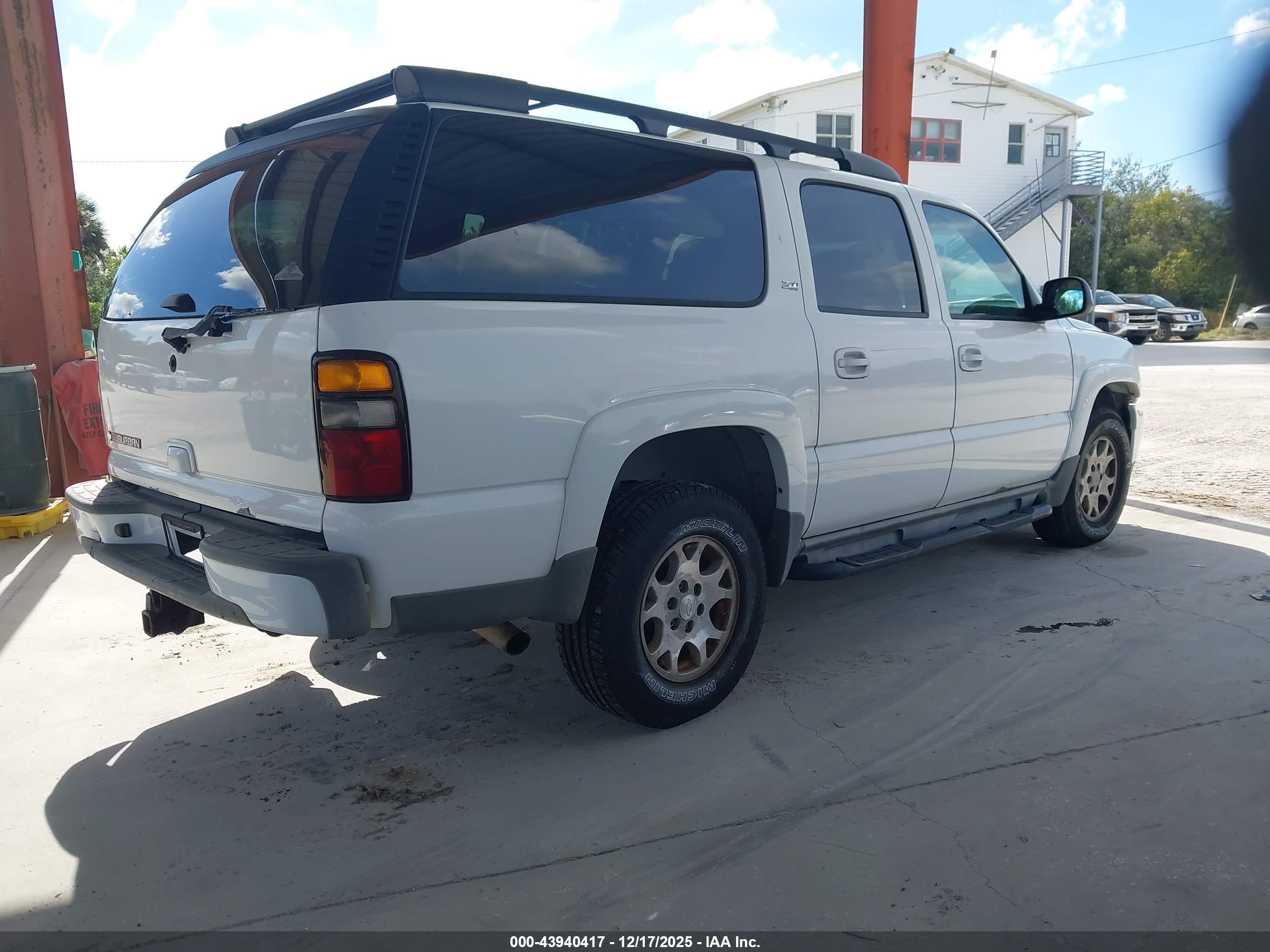 CHEVROLET SUBURBAN image 4