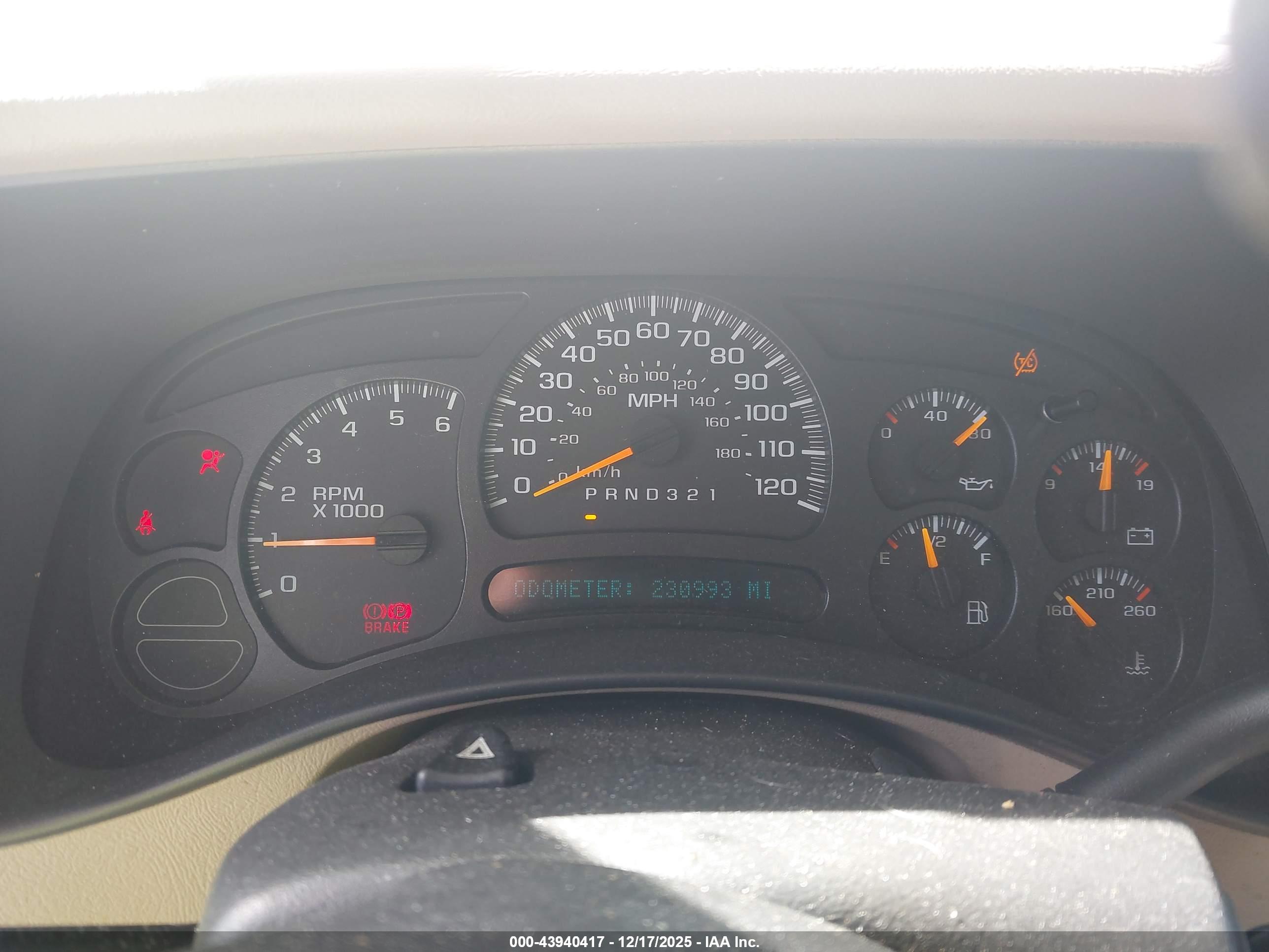 CHEVROLET SUBURBAN image 7