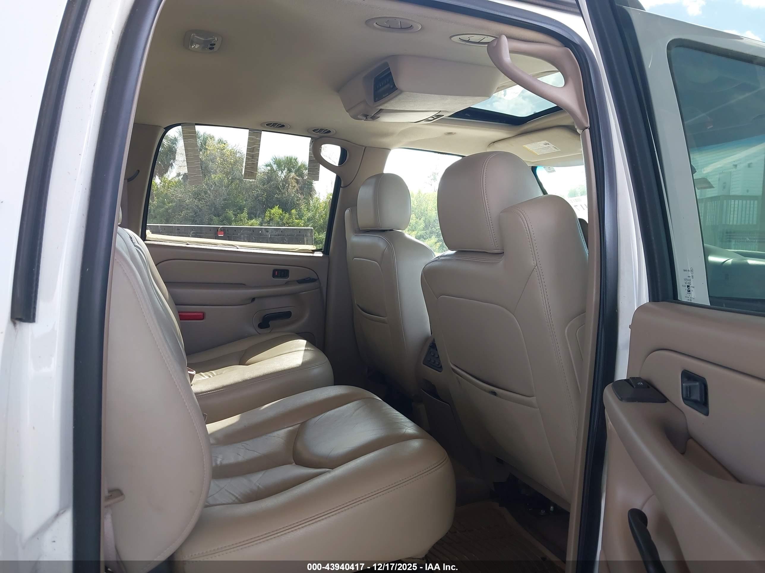 CHEVROLET SUBURBAN image 8