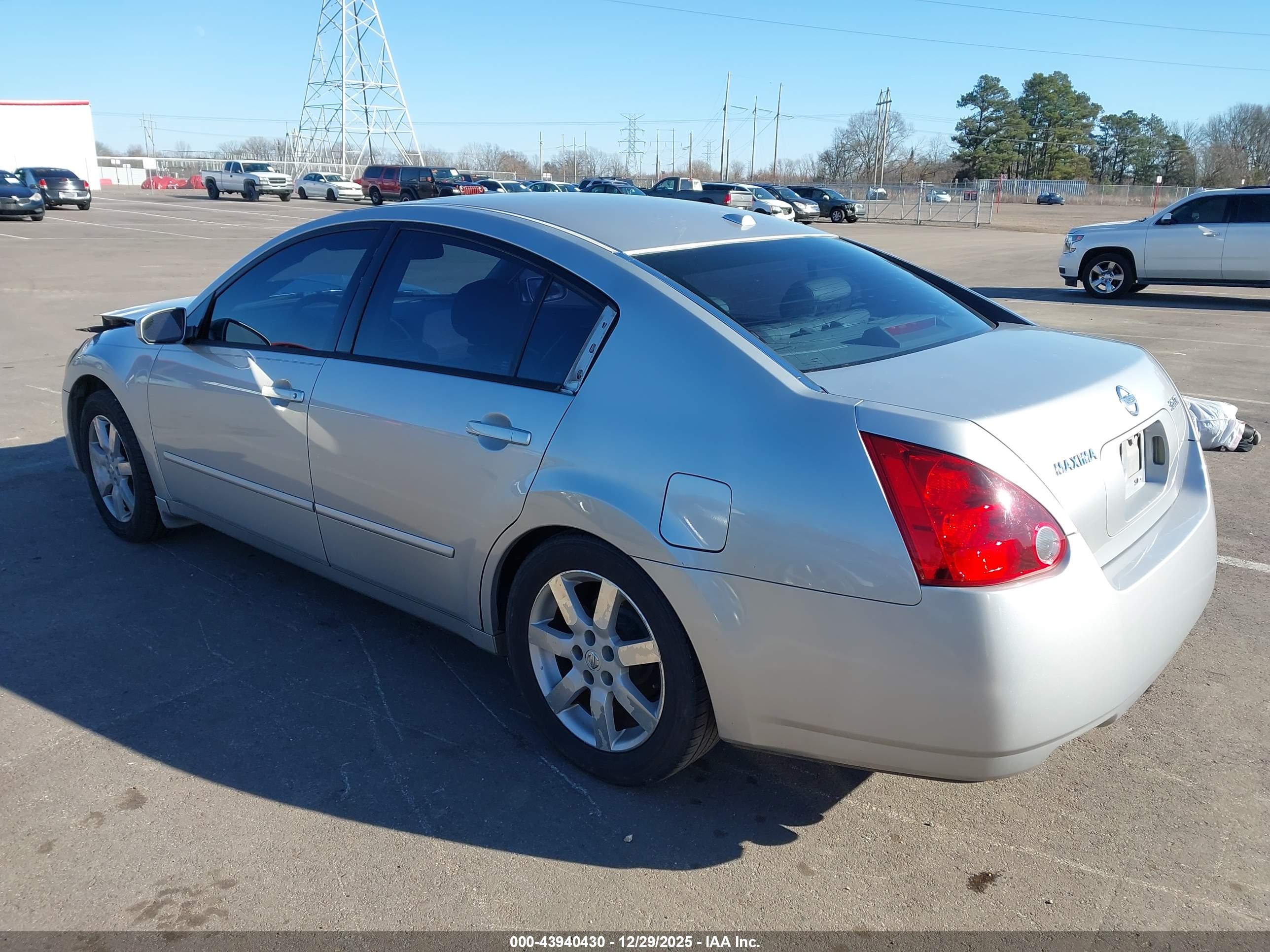 NISSAN MAXIMA image 3