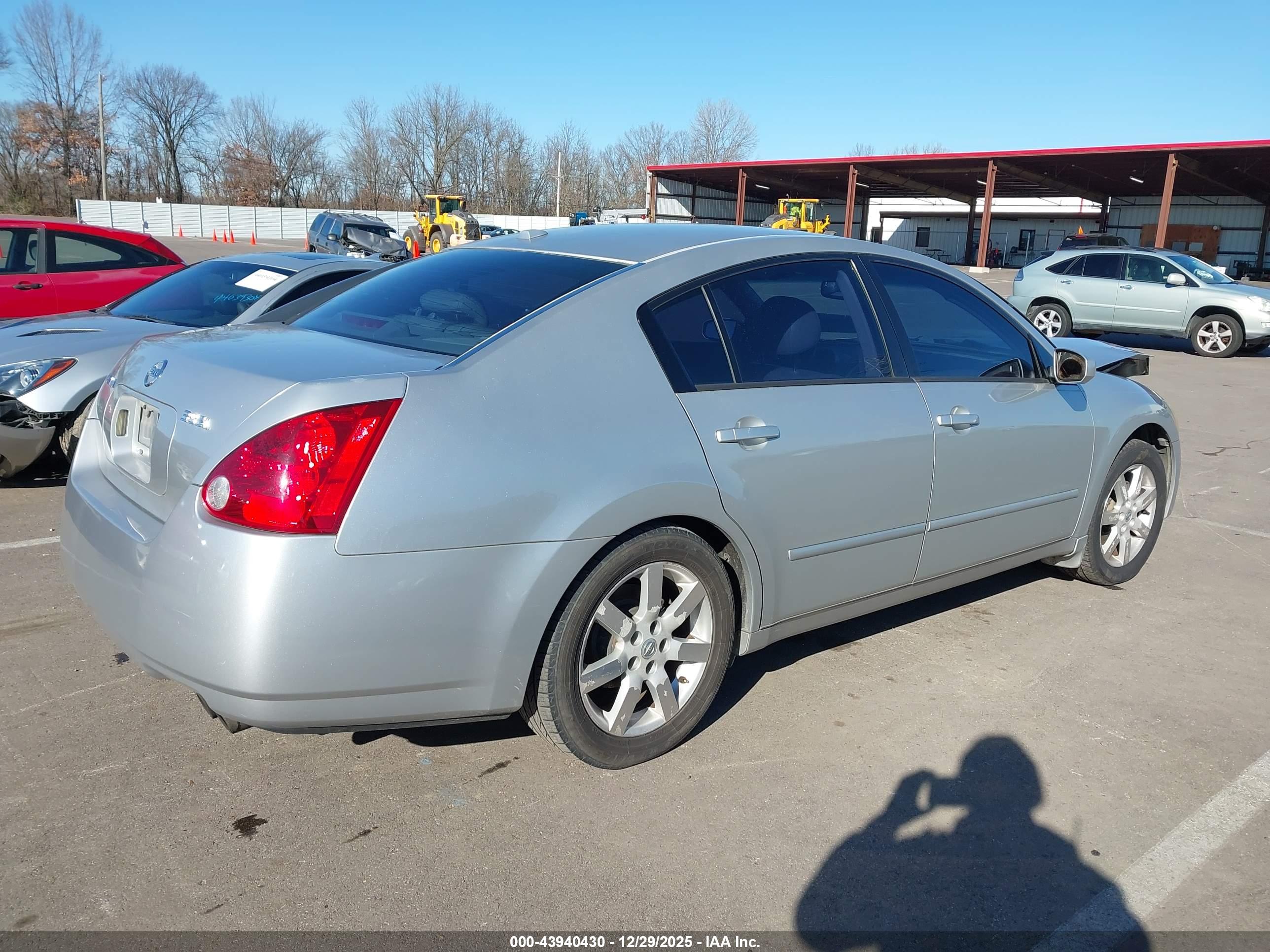 NISSAN MAXIMA image 4