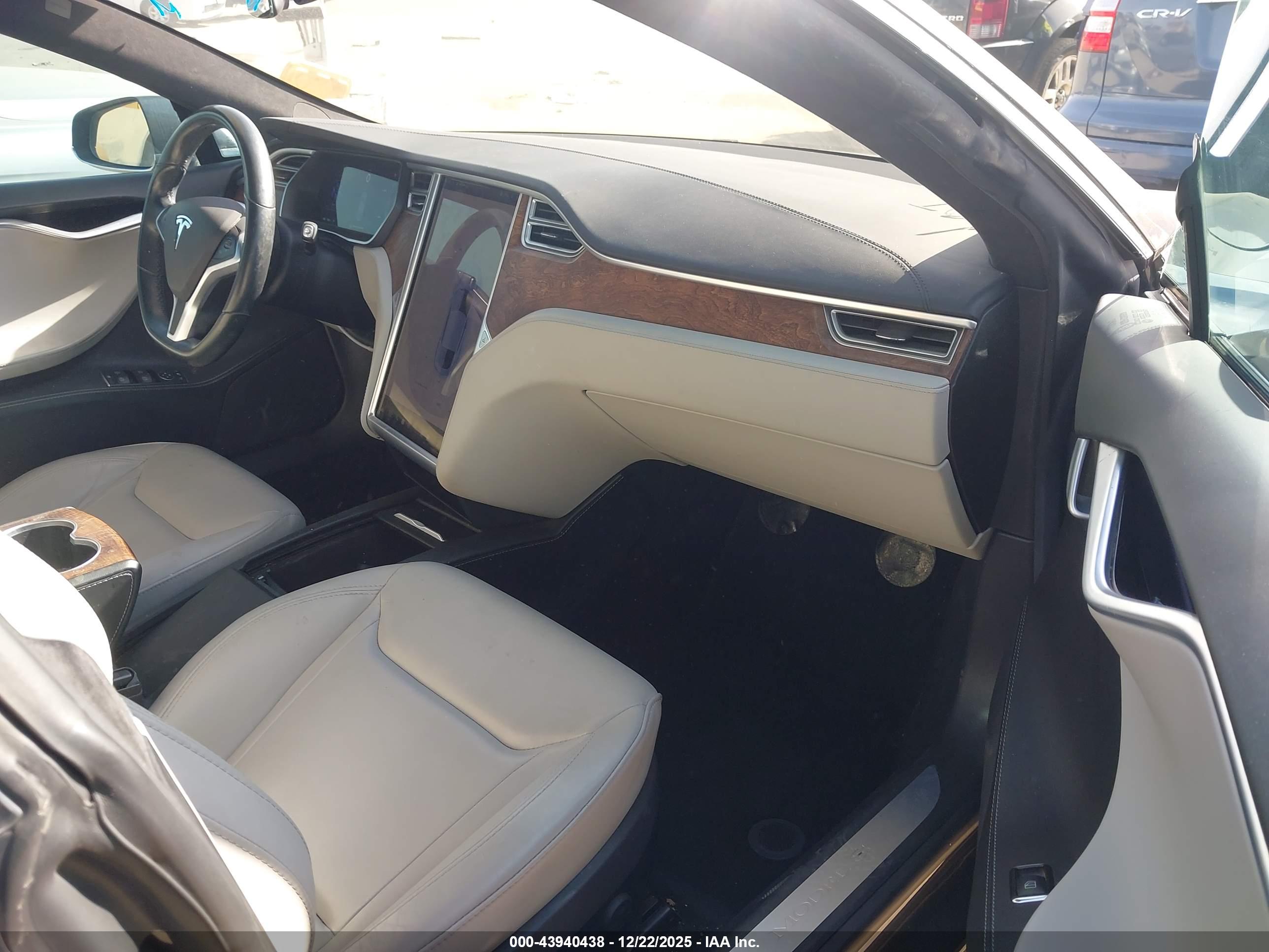 TESLA MODEL image 5