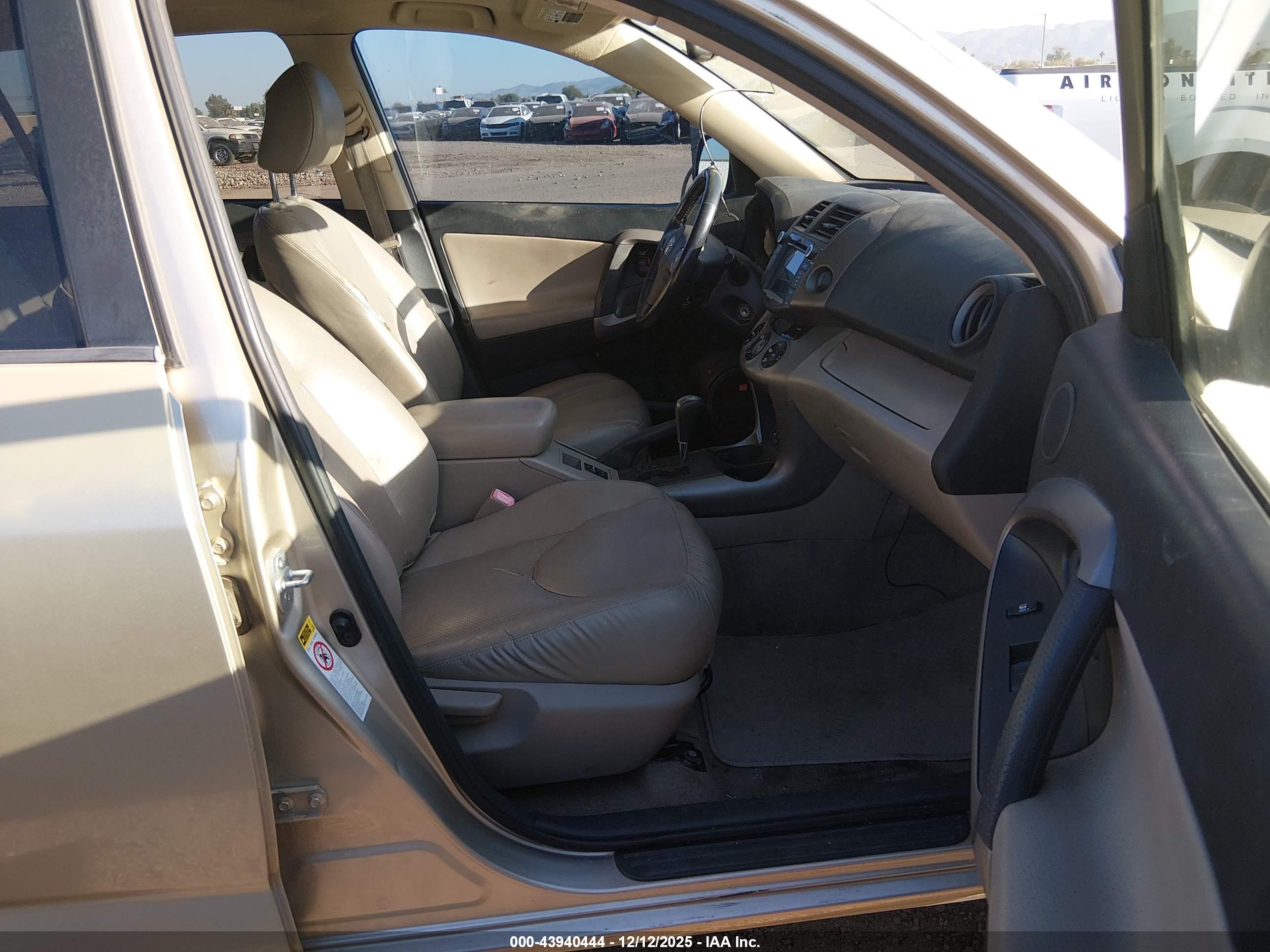 TOYOTA RAV4 image 5