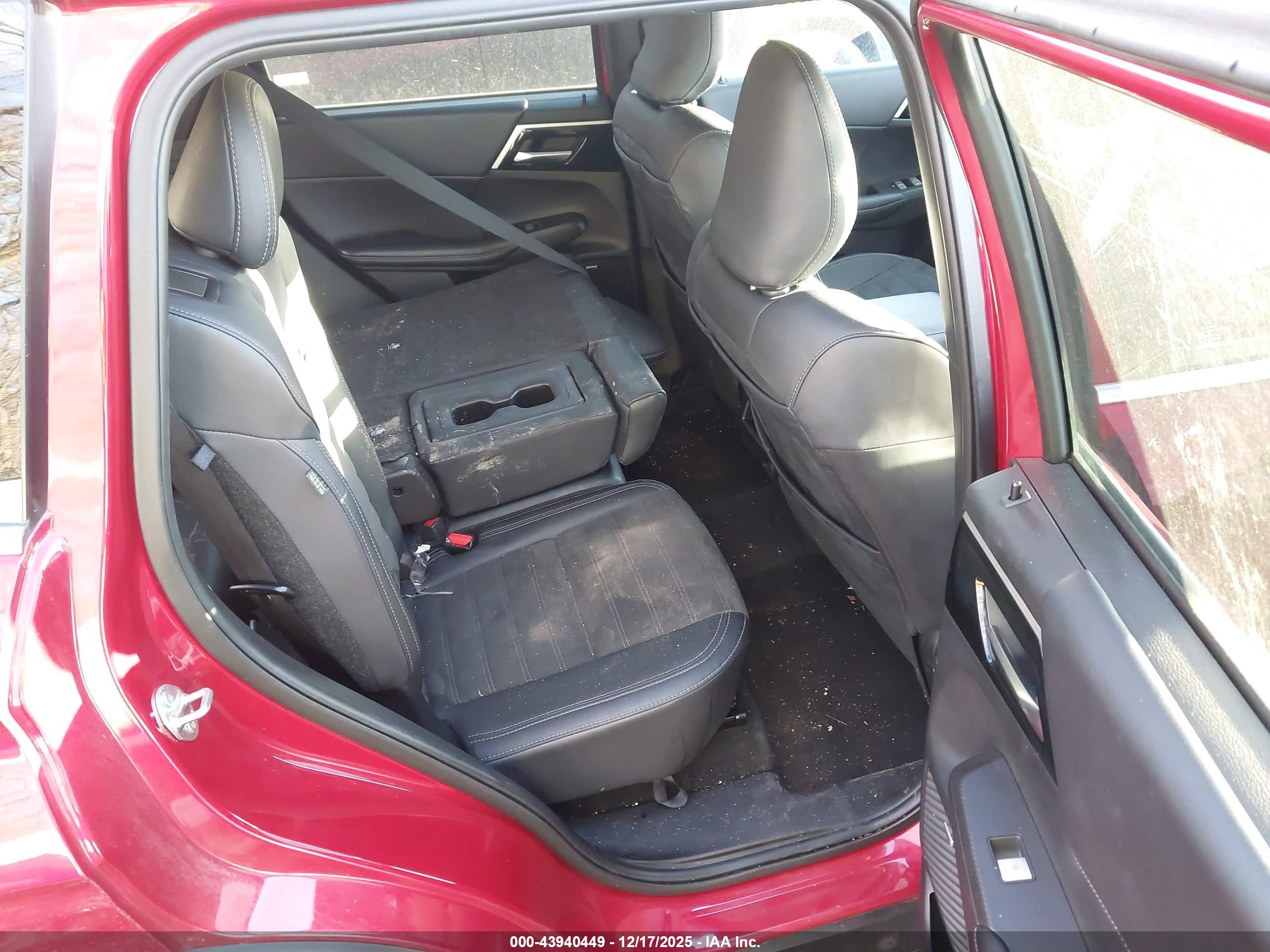 MITSUBISHI OUTLANDER image 8