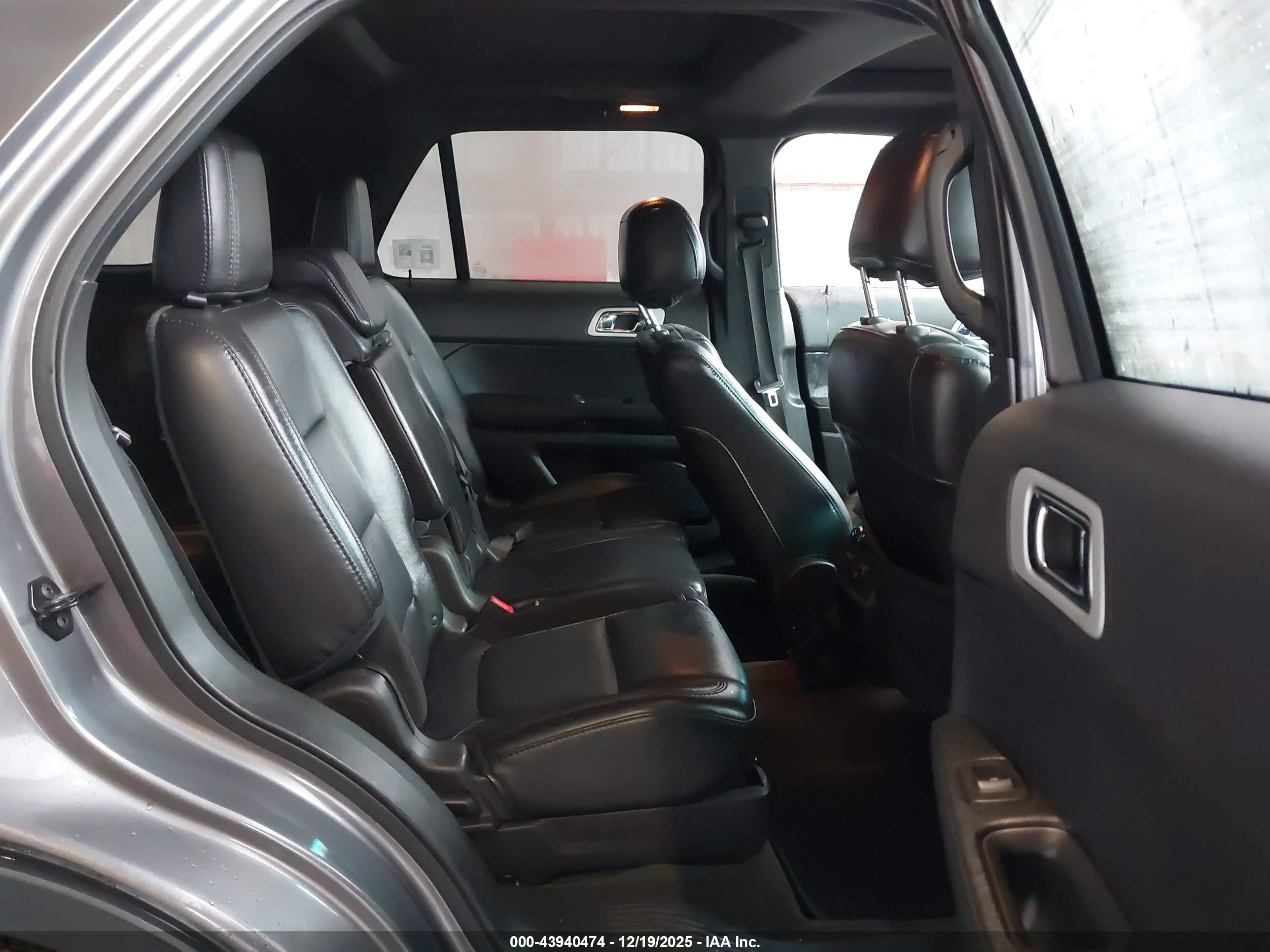 FORD EXPLORER image 8
