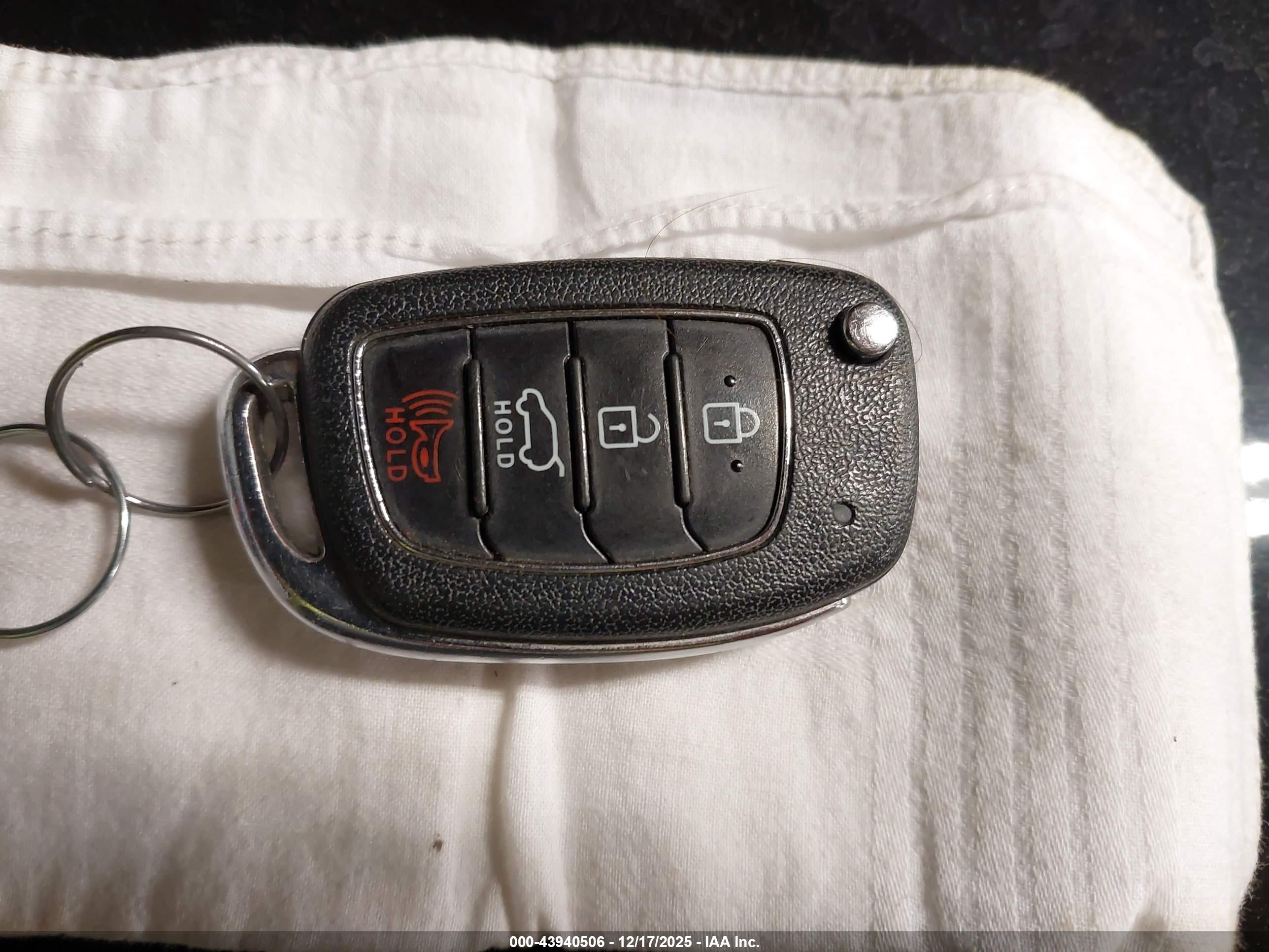 HYUNDAI TUCSON image 11