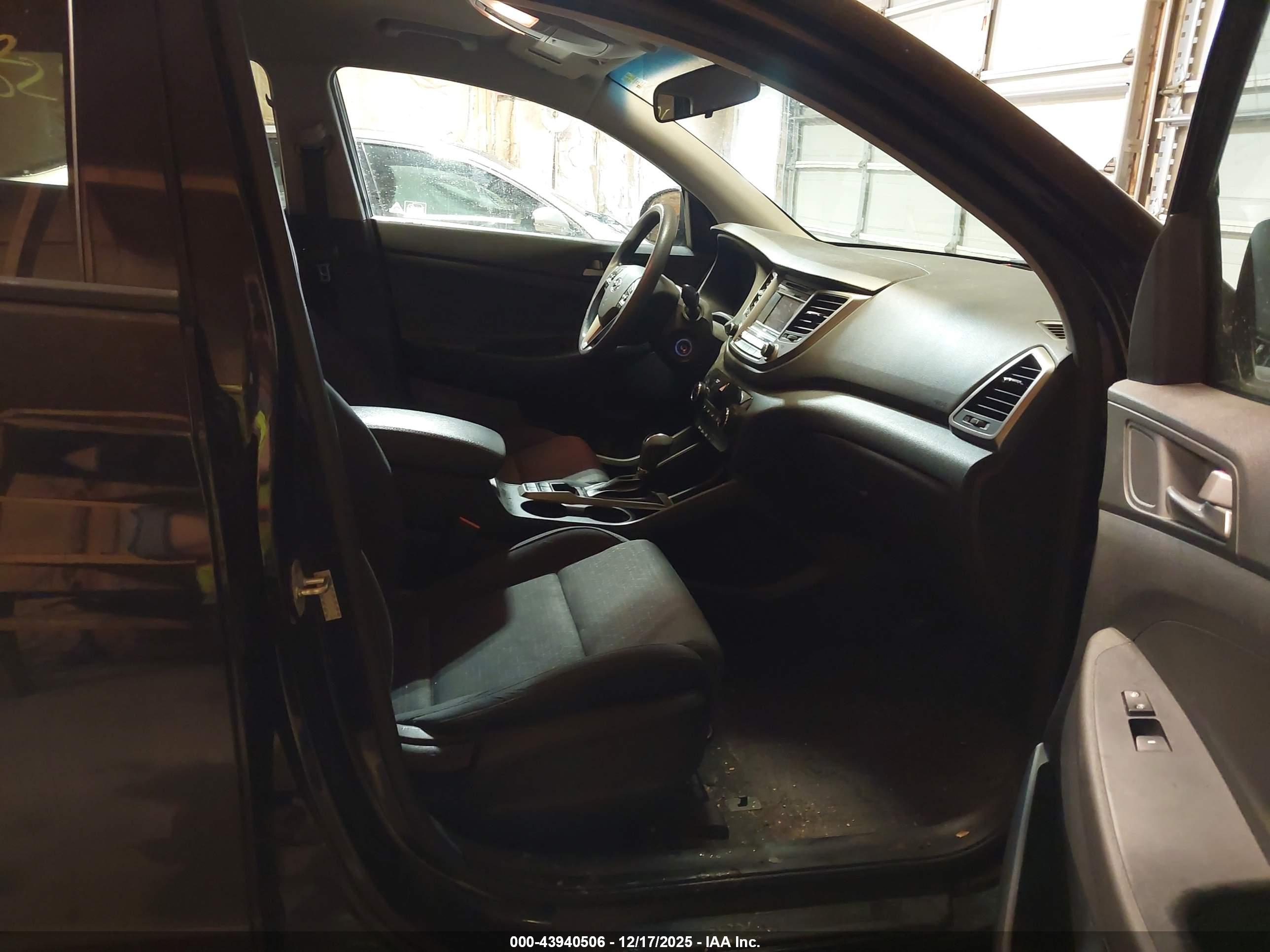HYUNDAI TUCSON image 5