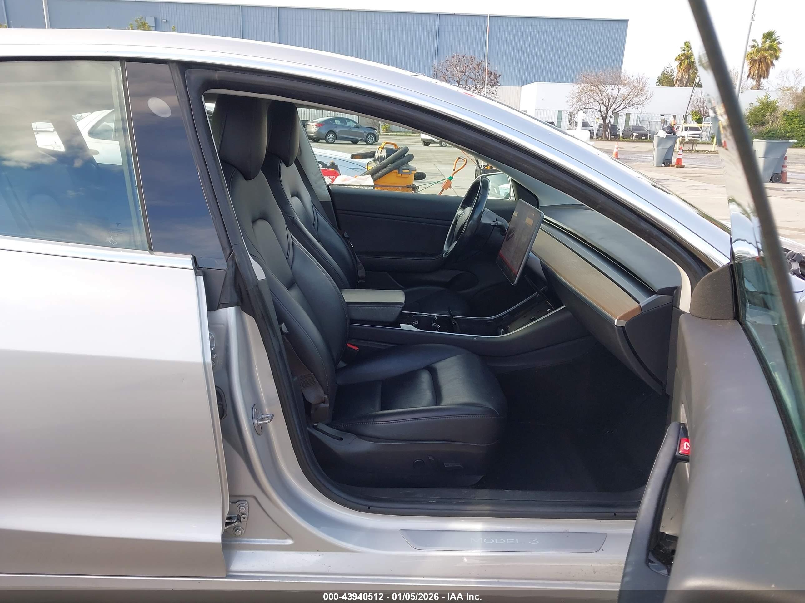 TESLA MODEL image 5