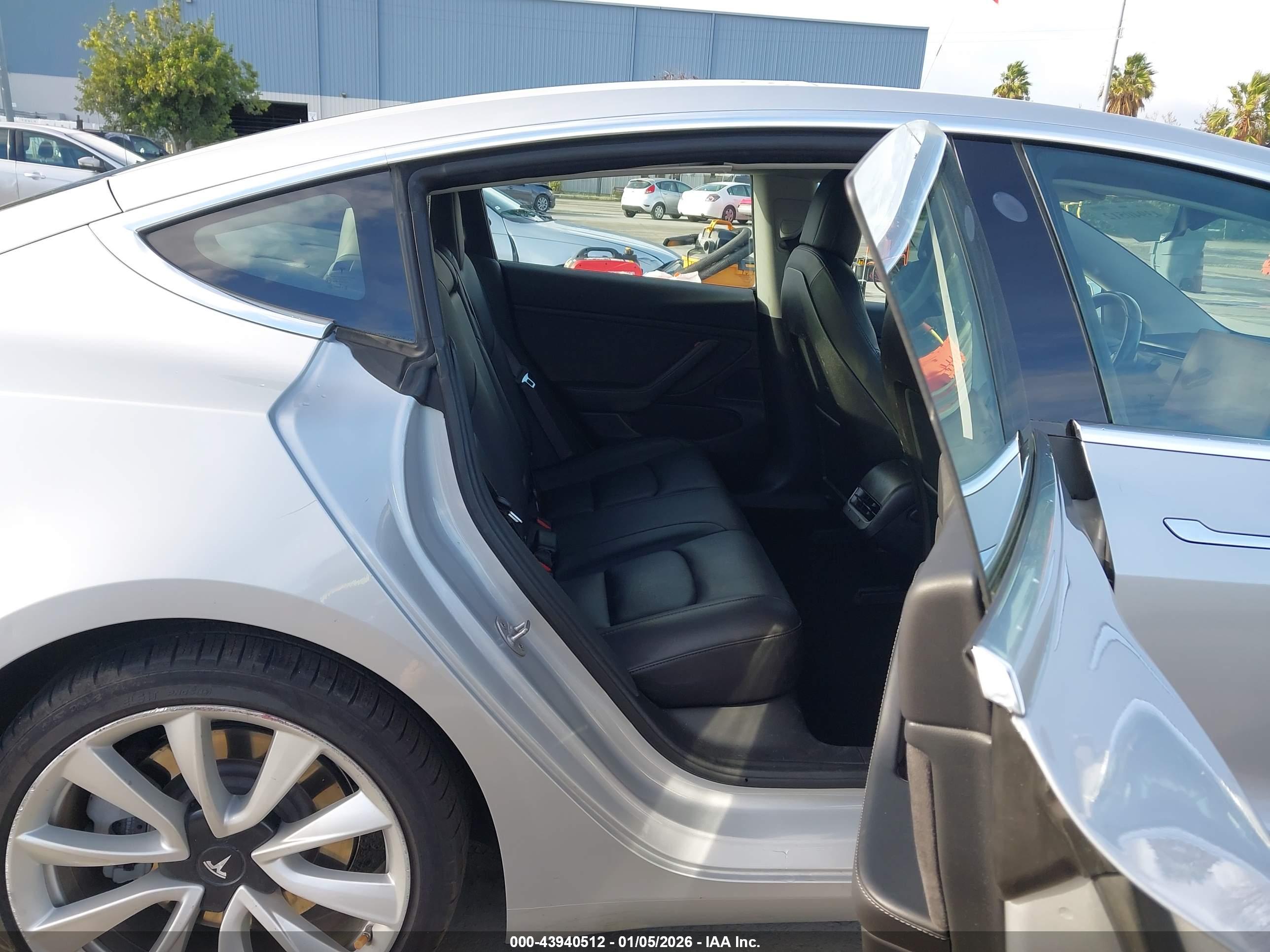 TESLA MODEL image 8