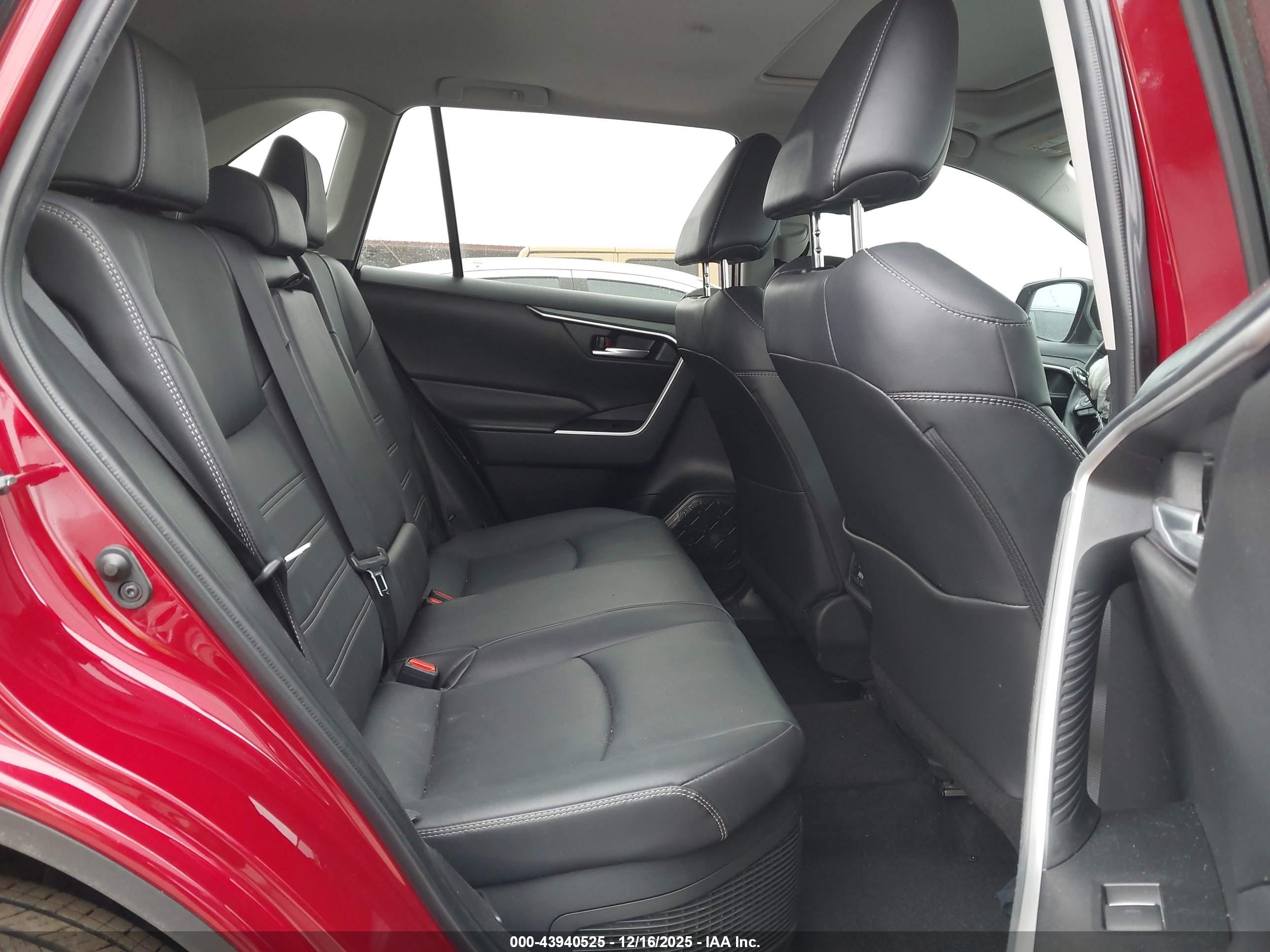 TOYOTA RAV4 image 8