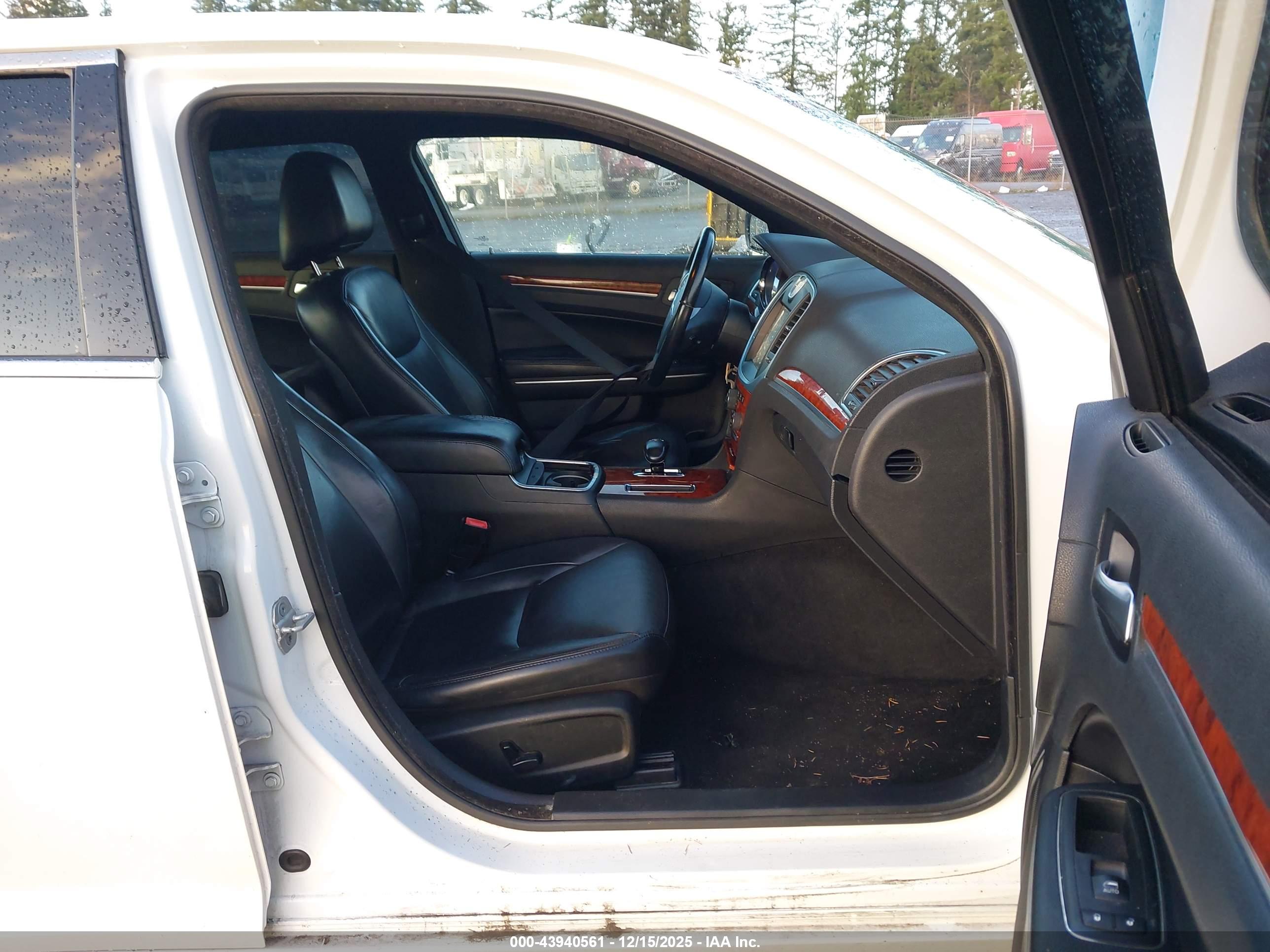 CHRYSLER 300 image 5
