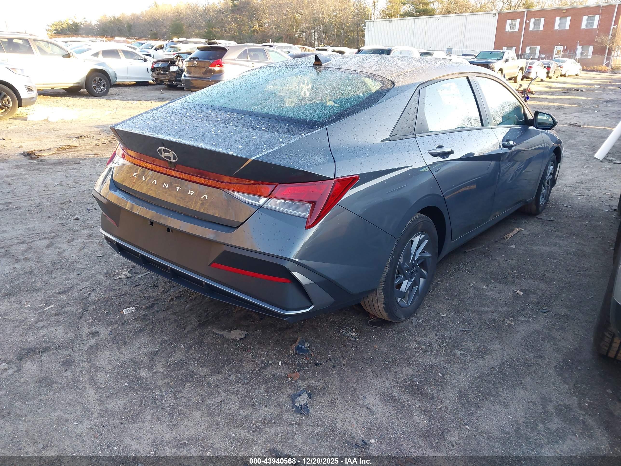 HYUNDAI ELANTRA image 4