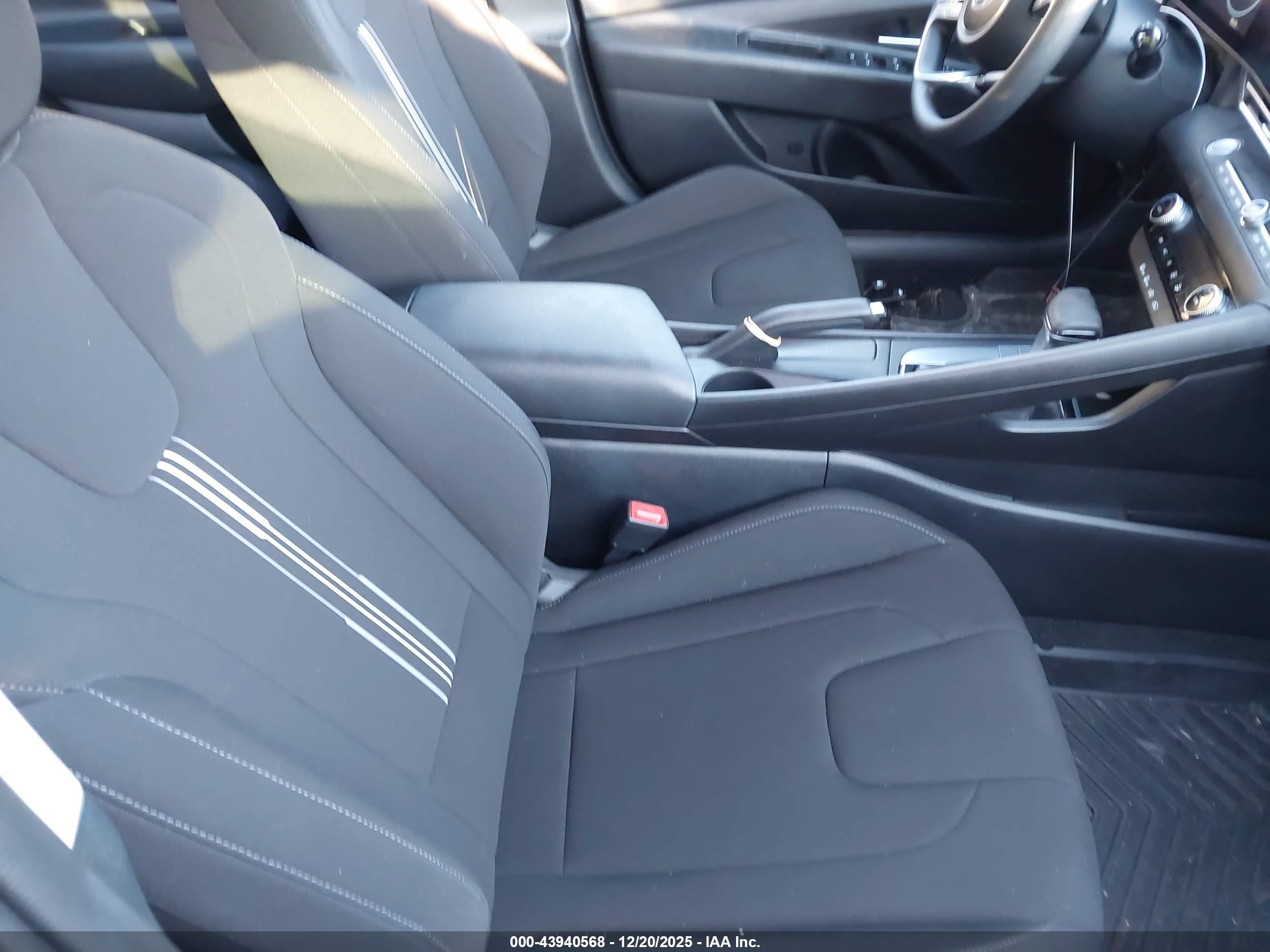 HYUNDAI ELANTRA image 5